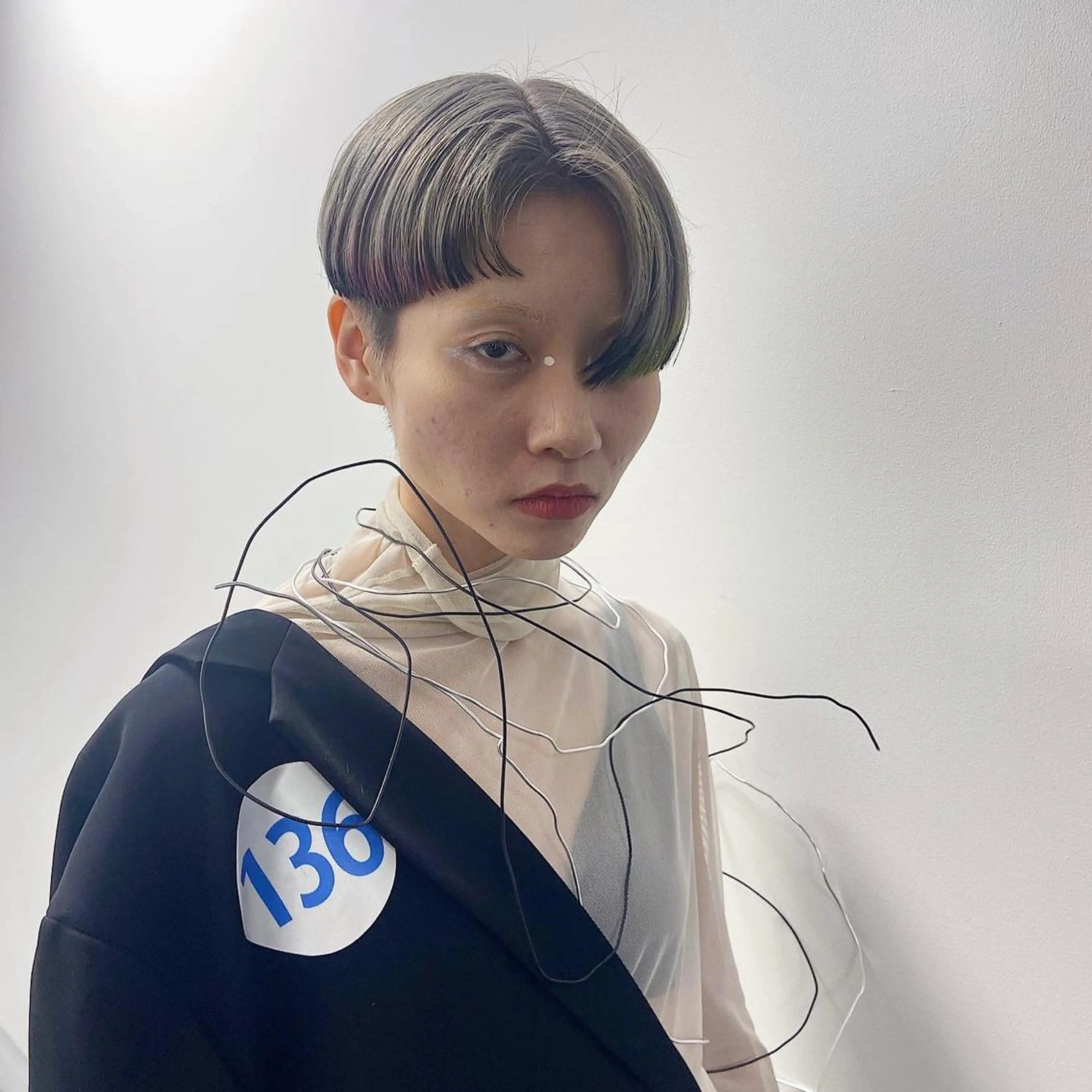 ショート カラー 黒髪 ブリーチ ピンクカラー シルバー デザインパーマ 藤田和樹のヘアスタイル