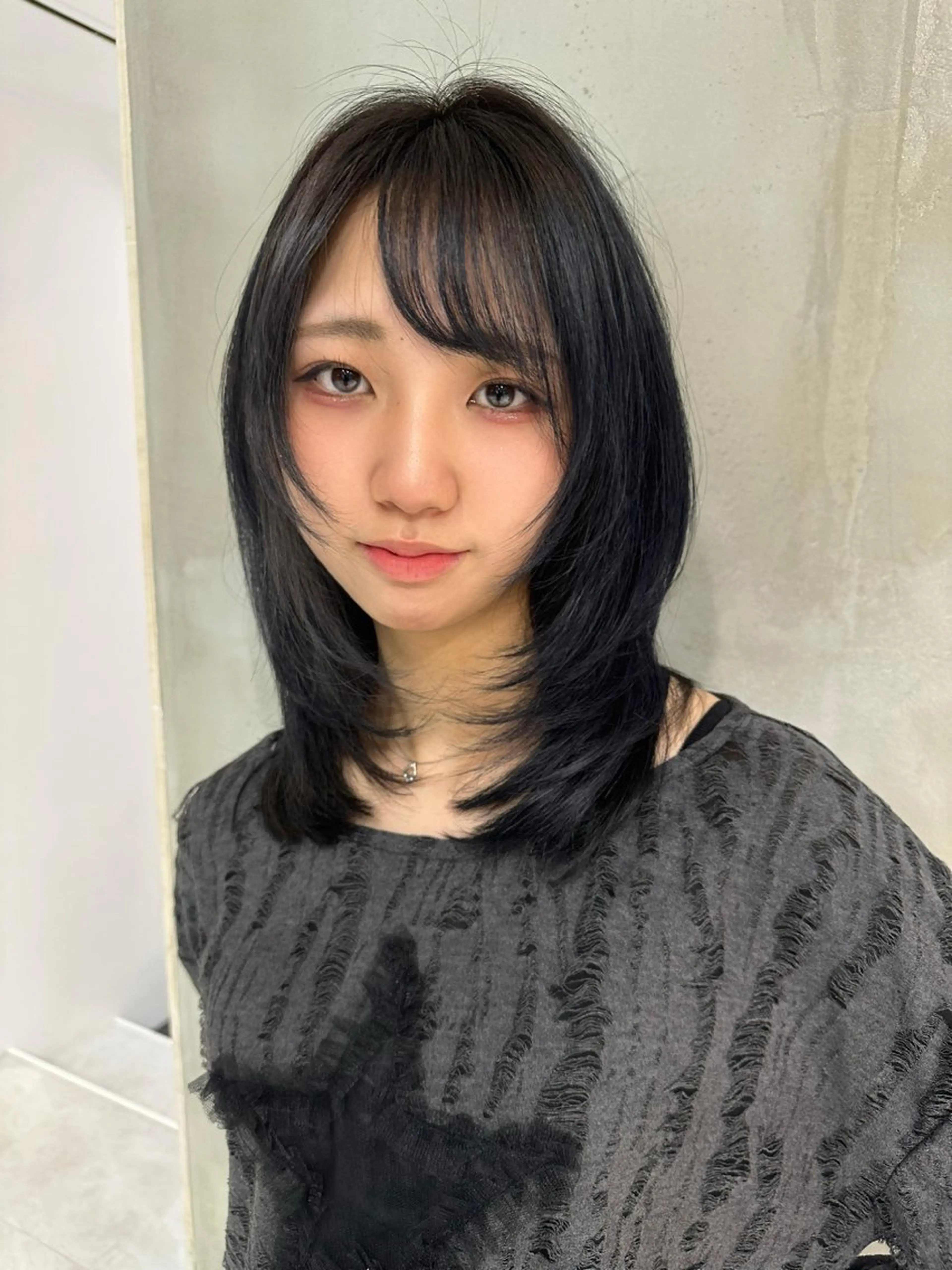 ミディアム カラー カット ヘアカラー トリートメント レイヤーカット 透明感カラーのヘアスタイル