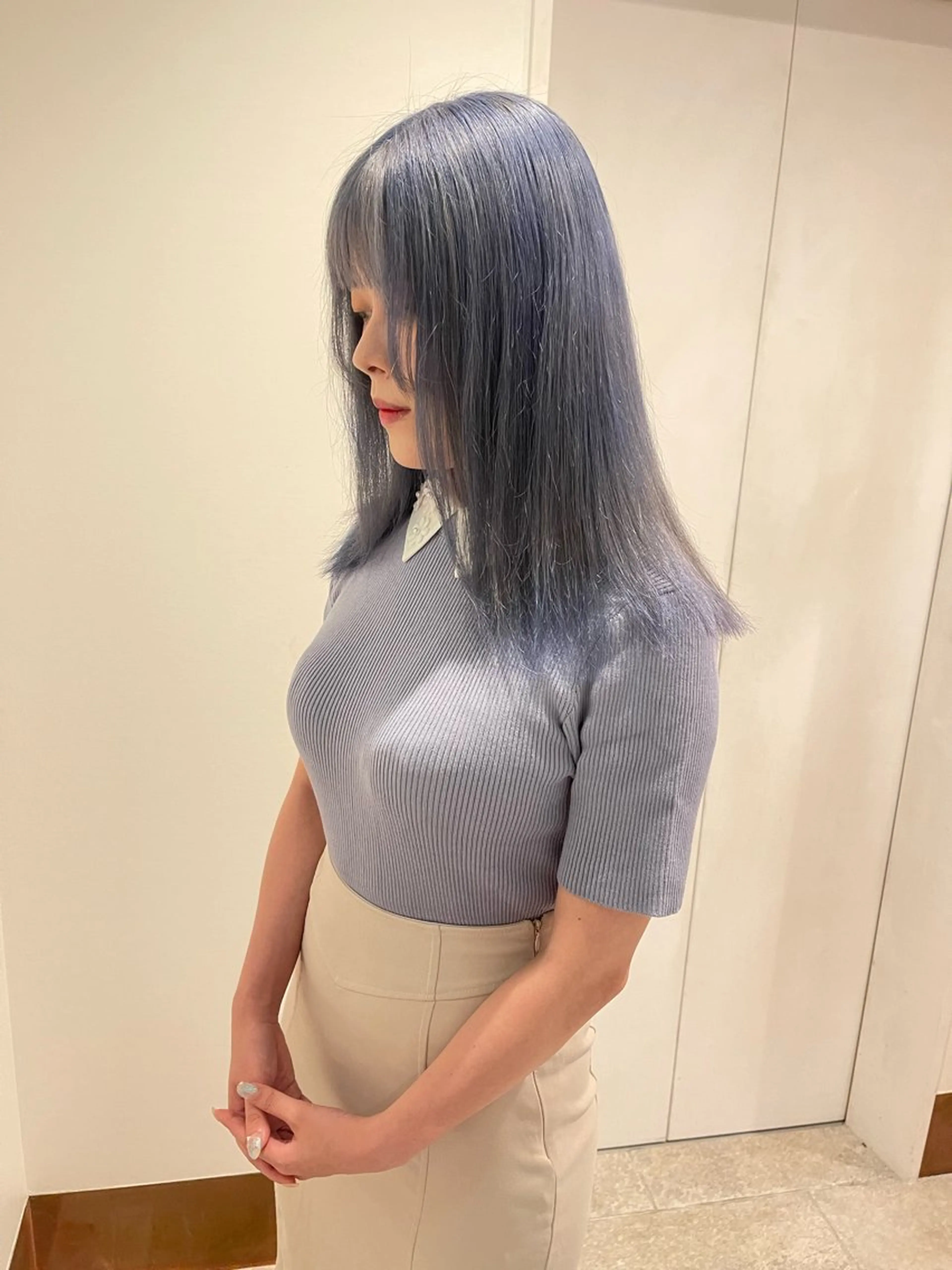 セミロング カラー ブリーチ ブルーカラー 盛れる顔まわり✨🎀 レイヤー別所好葉のヘアスタイル