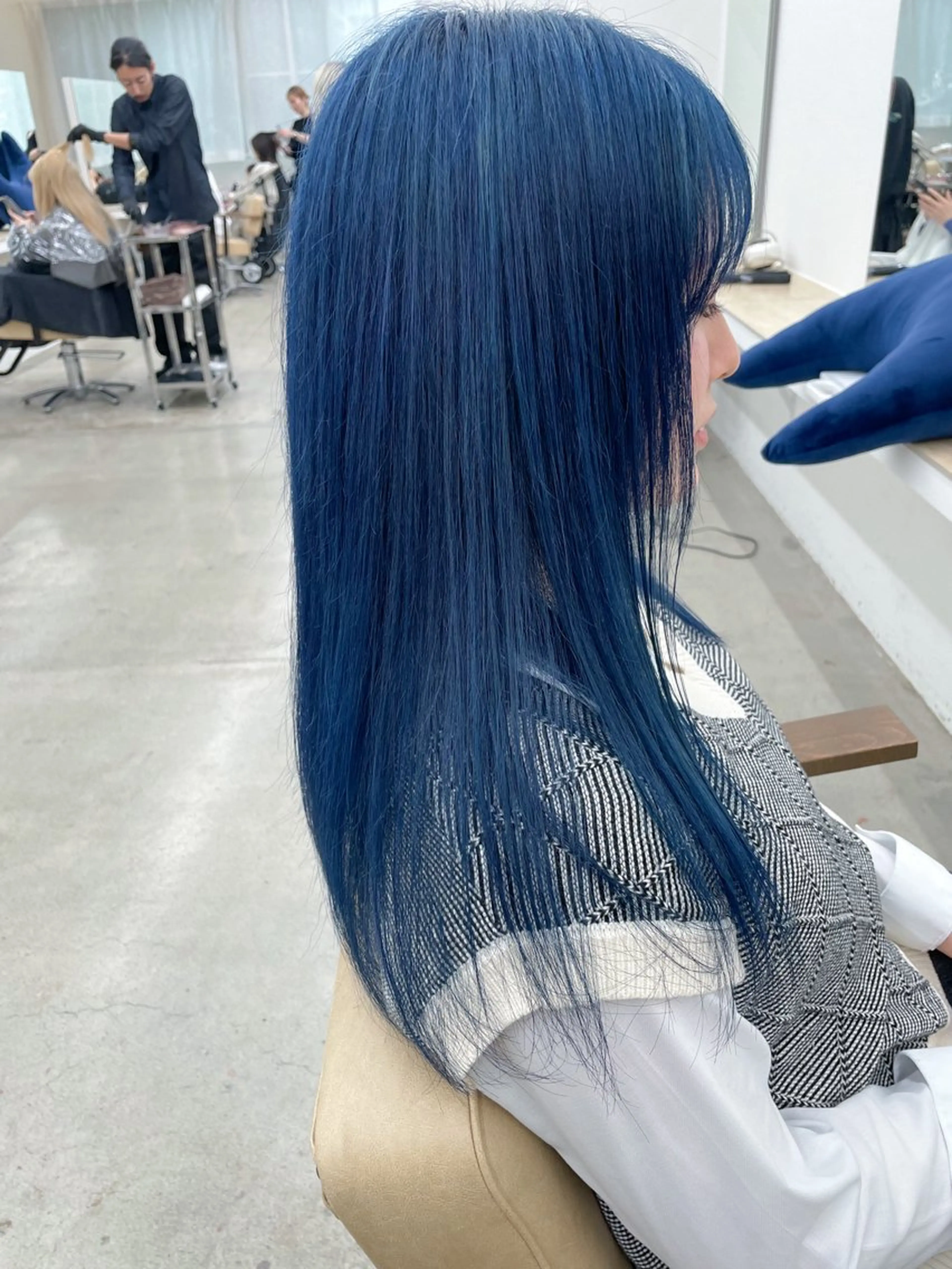 ロング カラー ブリーチ ブルーカラー ケアブリーチ ハイトーンカラー ネイビーカラー ヘアカラー トリートメント ハイトーン/レイヤー /ケアブリーチ石川治のヘアスタイル