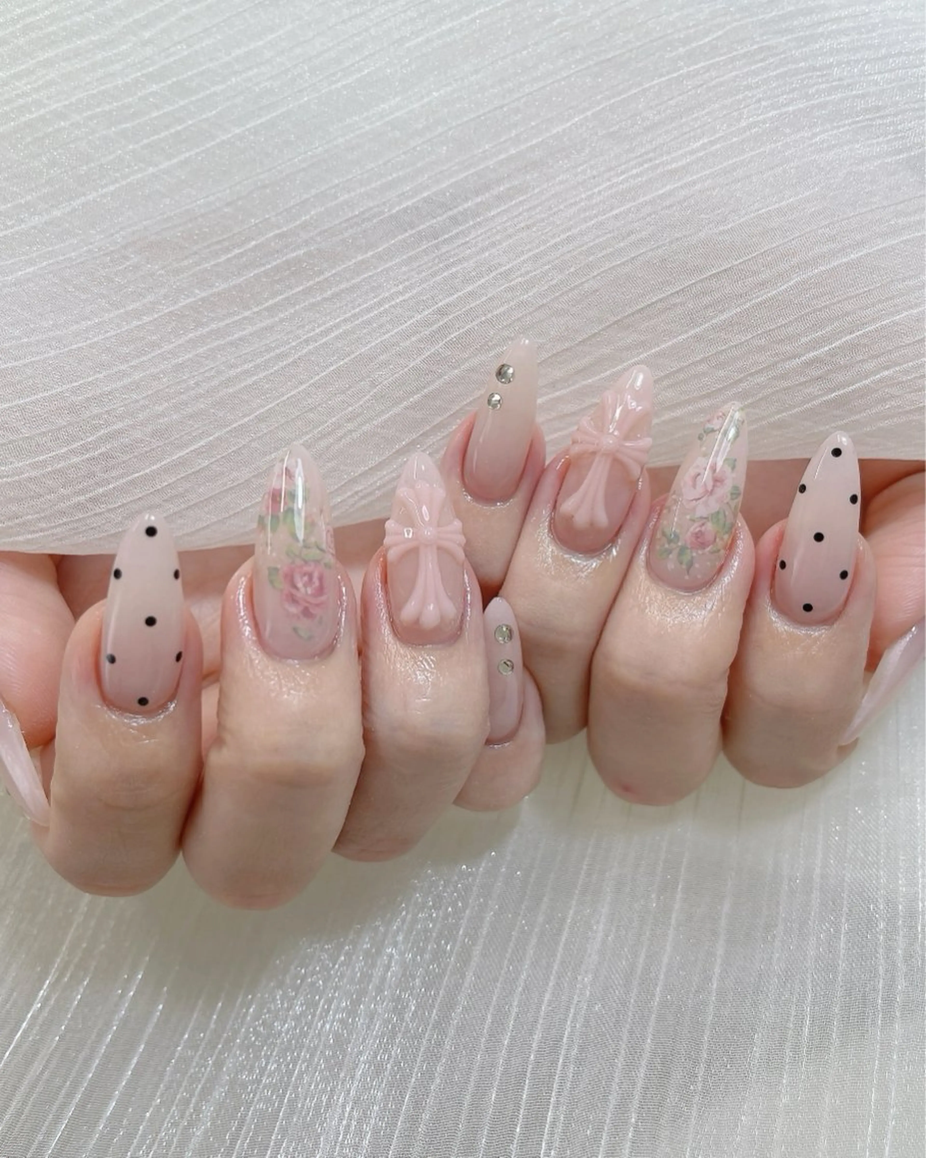 ネイル チークネイル ドット フレンチネイル キラキラネイル 韓国ネイル ハンドネイル Speraネイル 大宮店🎀のネイルデザイン