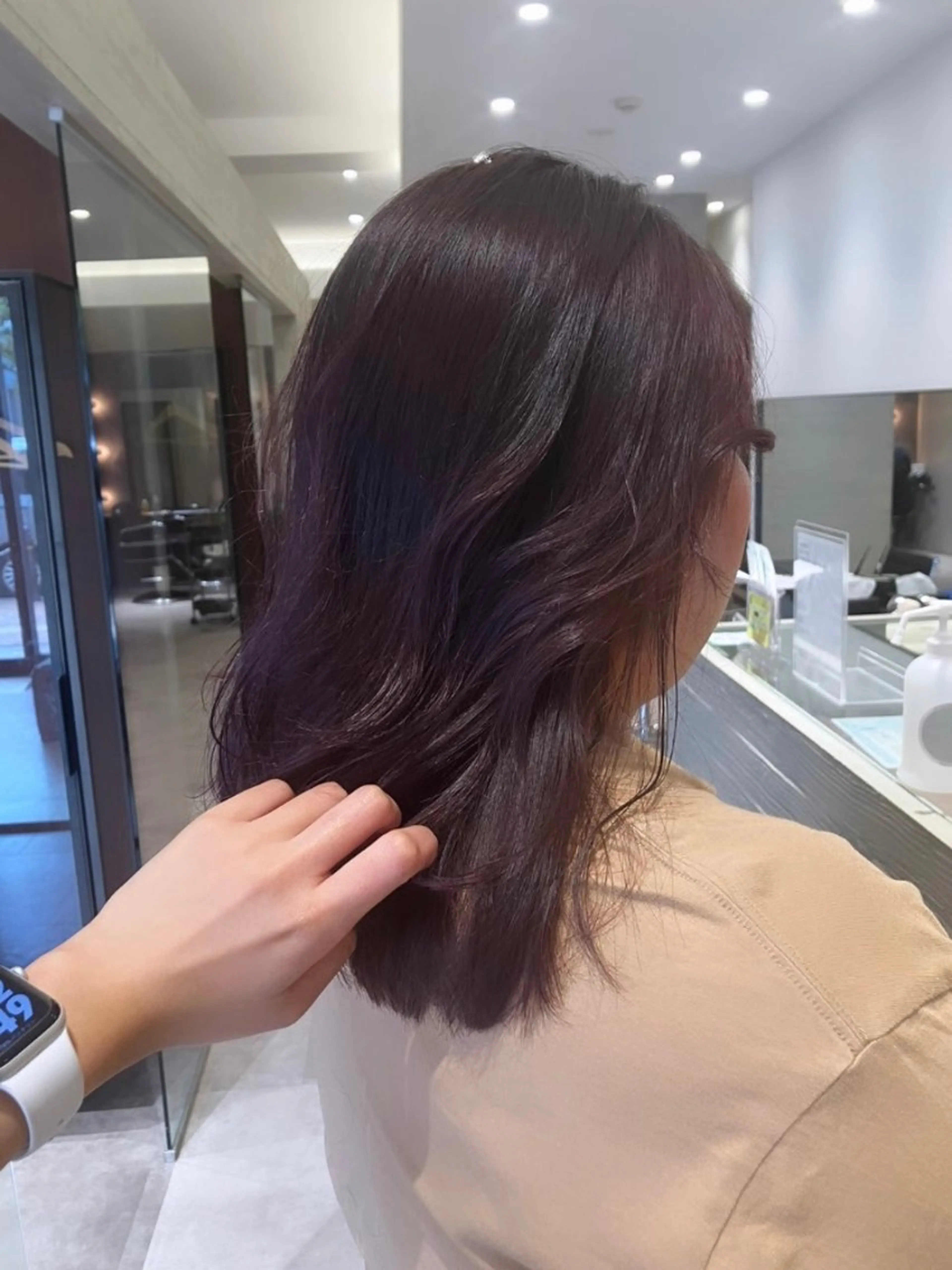 セミロング カラー グレージュ ラベンダーカラー ラベンダーグレージュ ラベンダーグレー くびれヘア サキ🤍ハイトーン 🩰くびれ巻きヘアのヘアスタイル