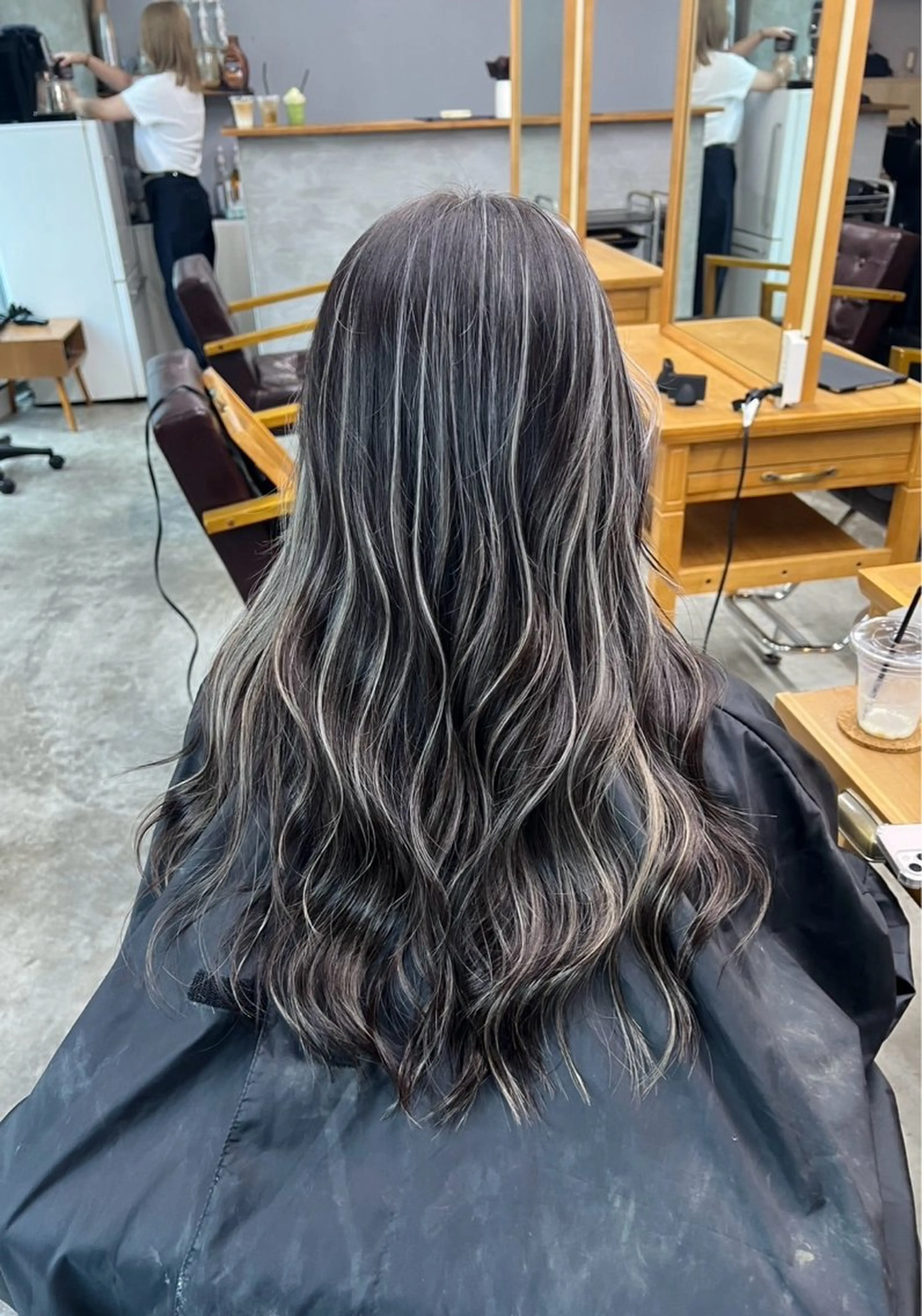 ロング カラー ダークグレー ダークグレージュ グレージュ ハイライトカラー ハイライト ヘアカラー トリートメント ROBIN所属・指名数No.1 /NAOYAのヘアスタイル