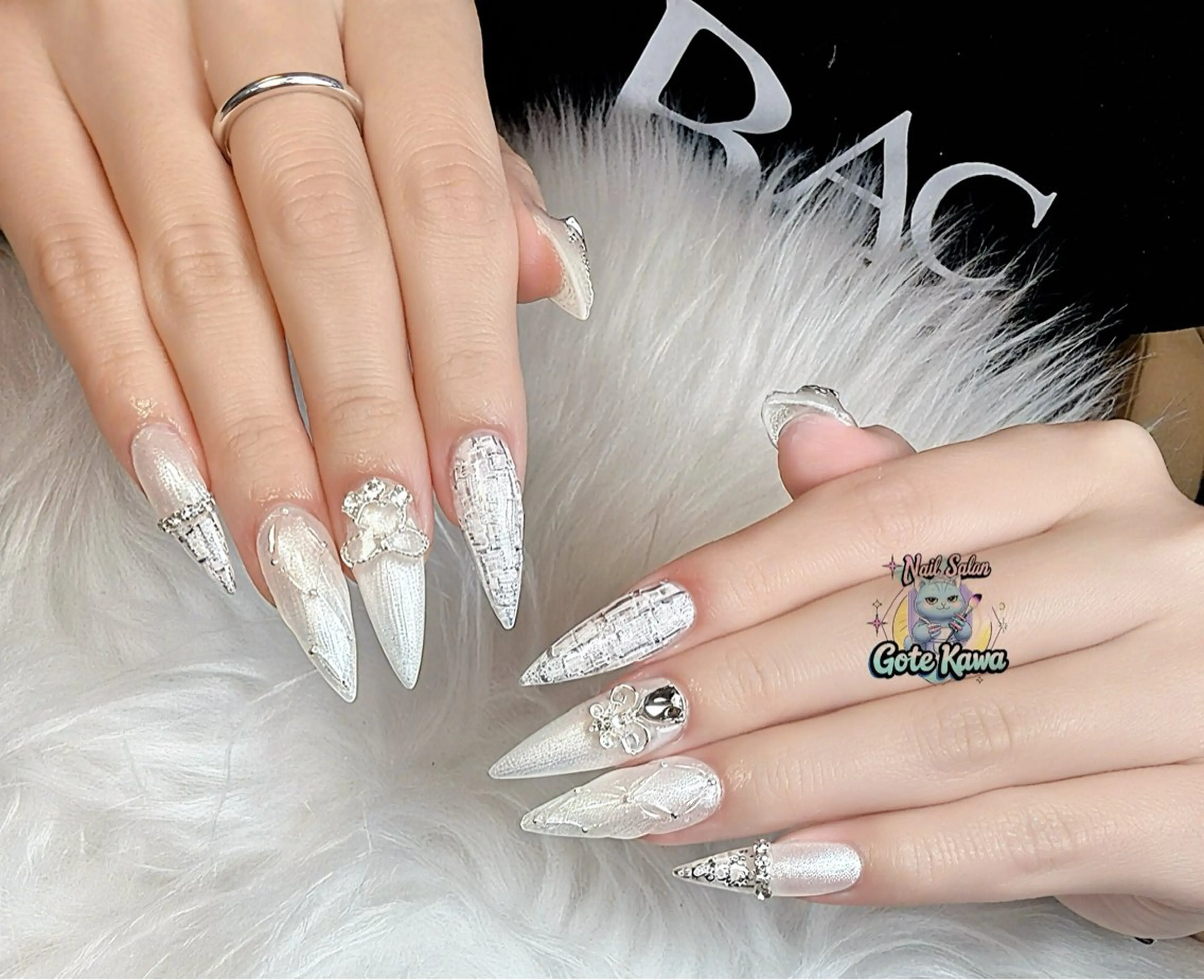 ネイル アートネイル キラキラネイル スカルプネイル 冬ネイル クリスマス ハンドネイル ハンドケア Gote Kawa nail salonのネイルデザイン