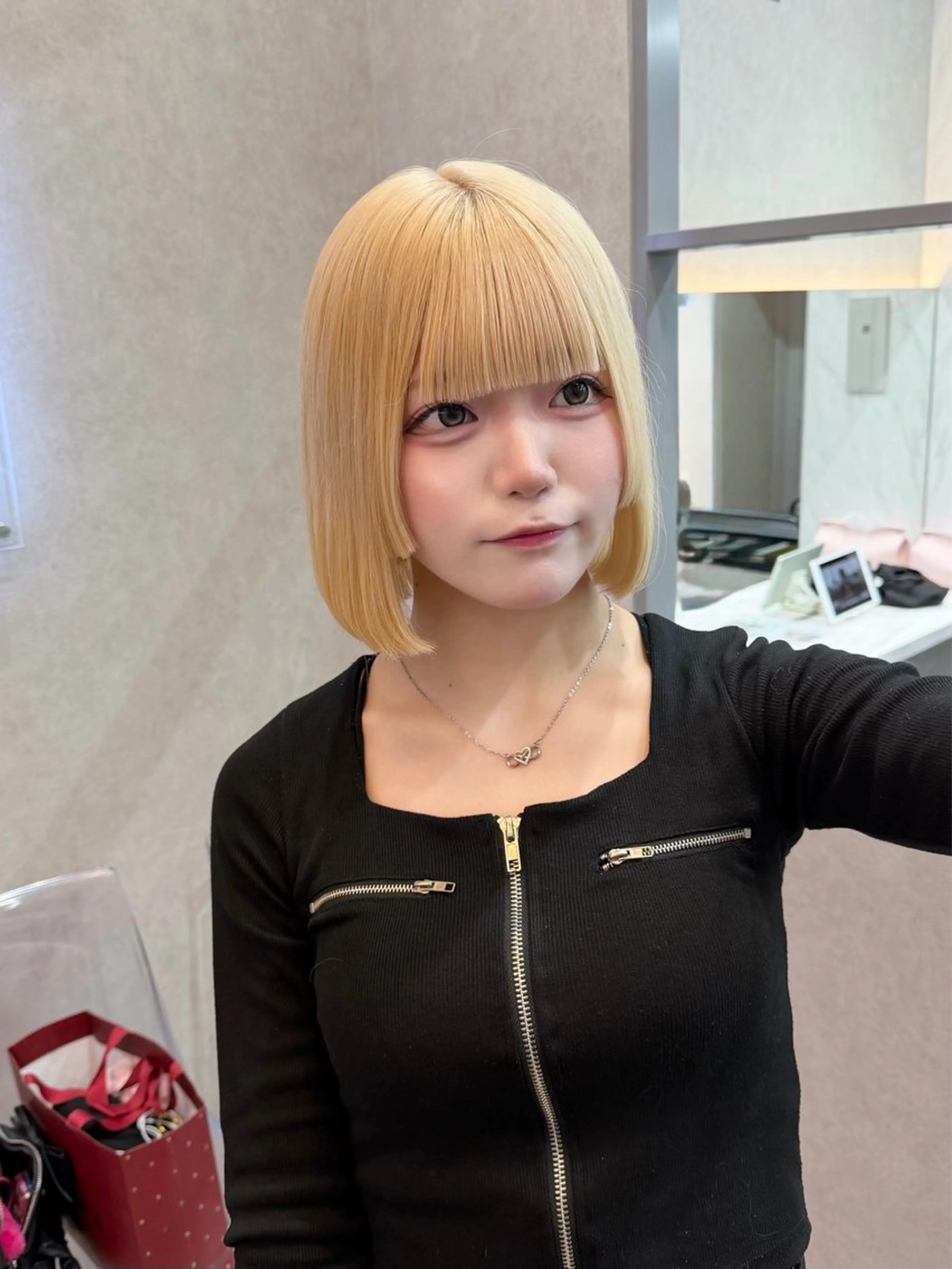 ミディアム カット ヘアカラー トリートメント karin ボブハイトーンのヘアスタイル