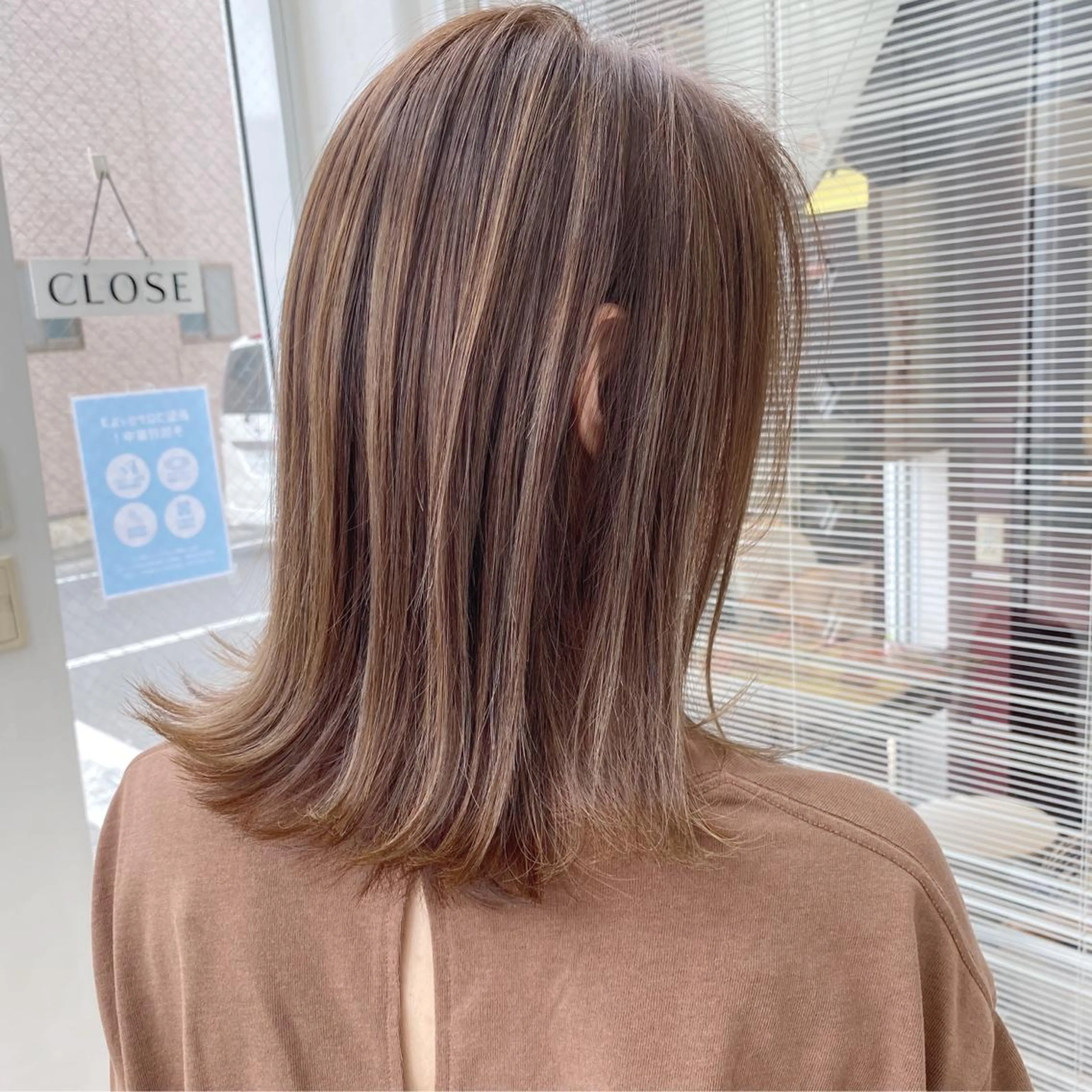 ミディアム 髪質改善カラー× 美髪ストレート前出のヘアスタイル