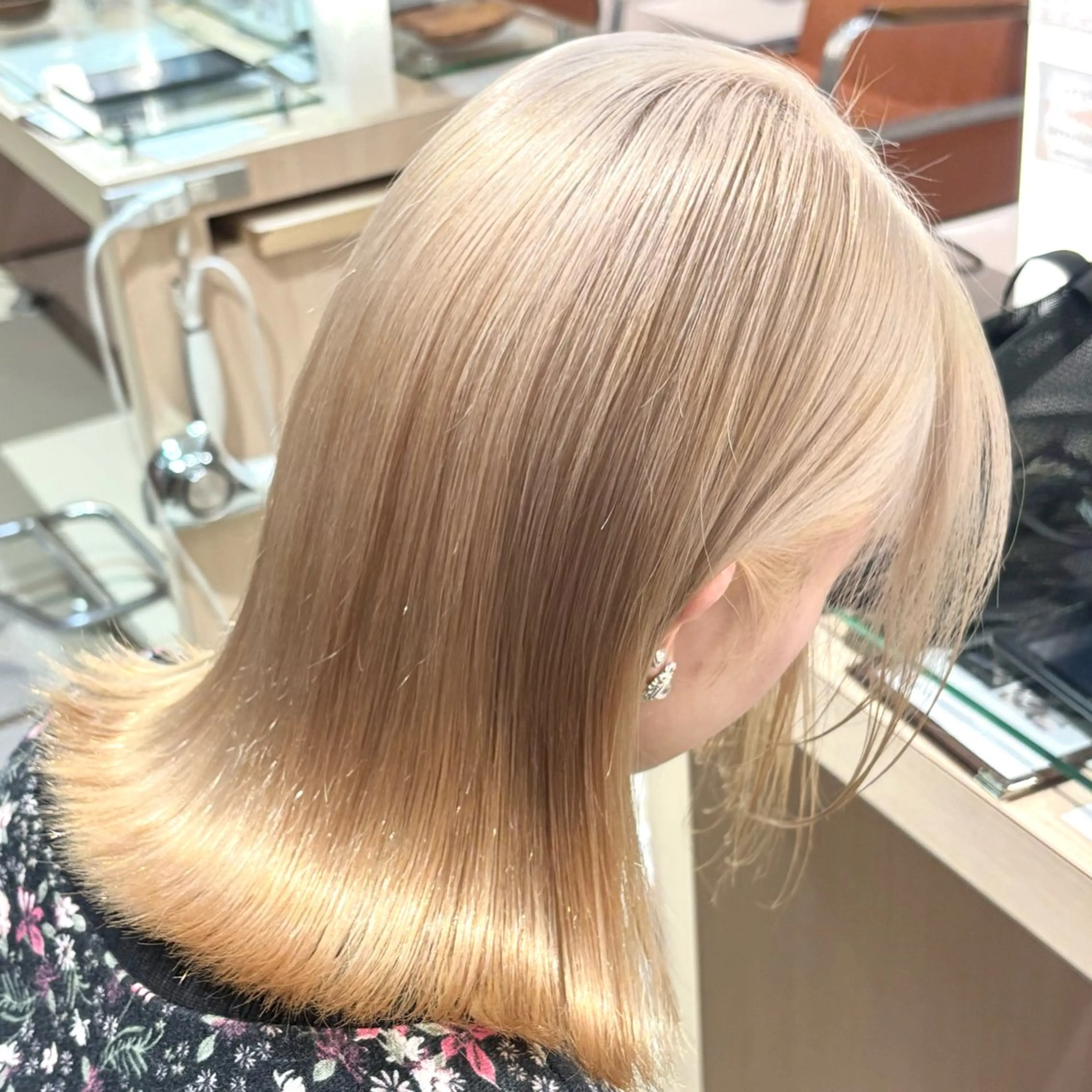 ミディアム カラー ブロンド ホワイトブロンド カットモデル/ セット/宮里心香のヘアスタイル