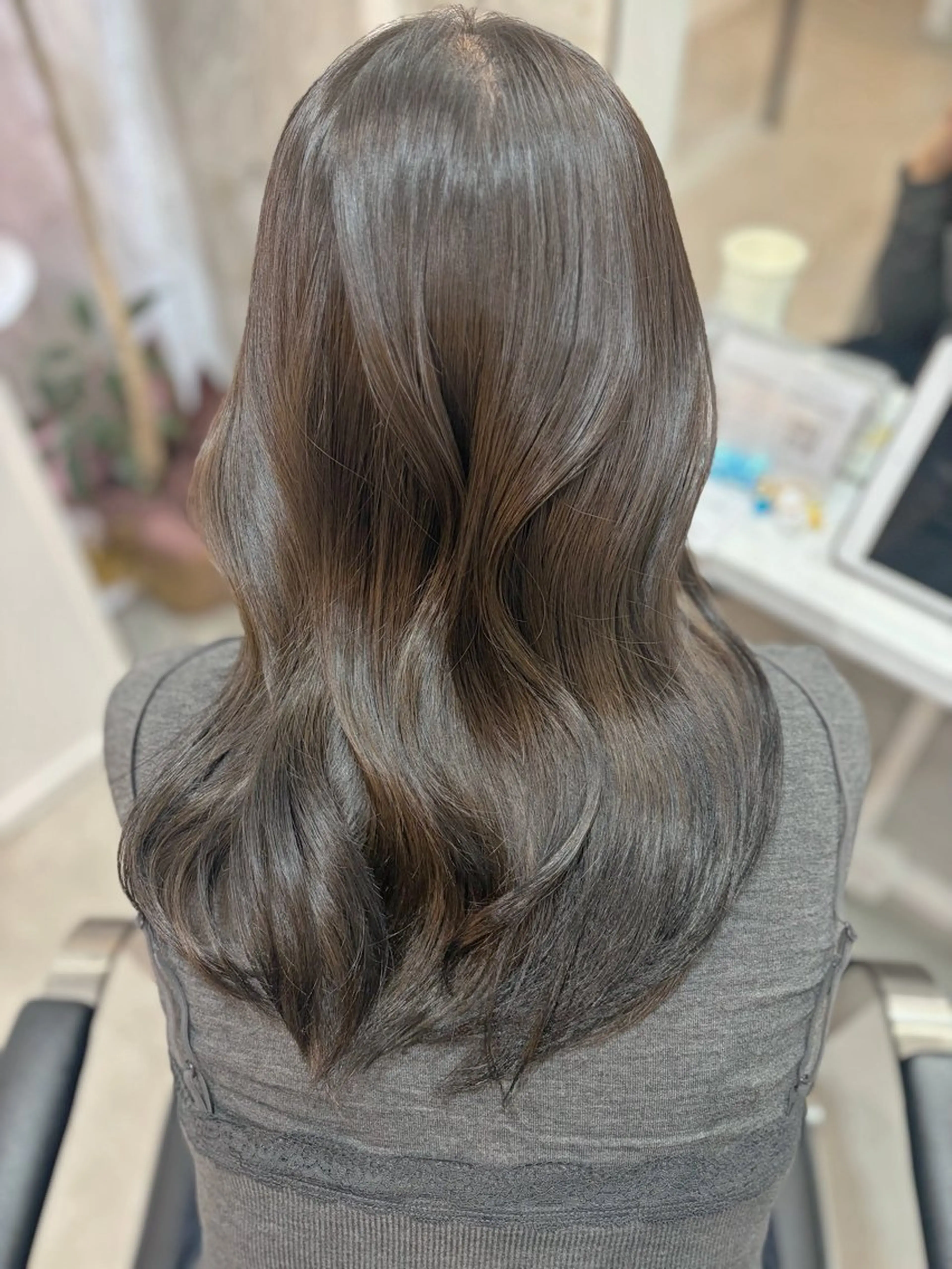 セミロング カラー 透明感カラー ダークグレー ダークグレージュ グレージュ ヘアカラー 池田 華怜のヘアスタイル