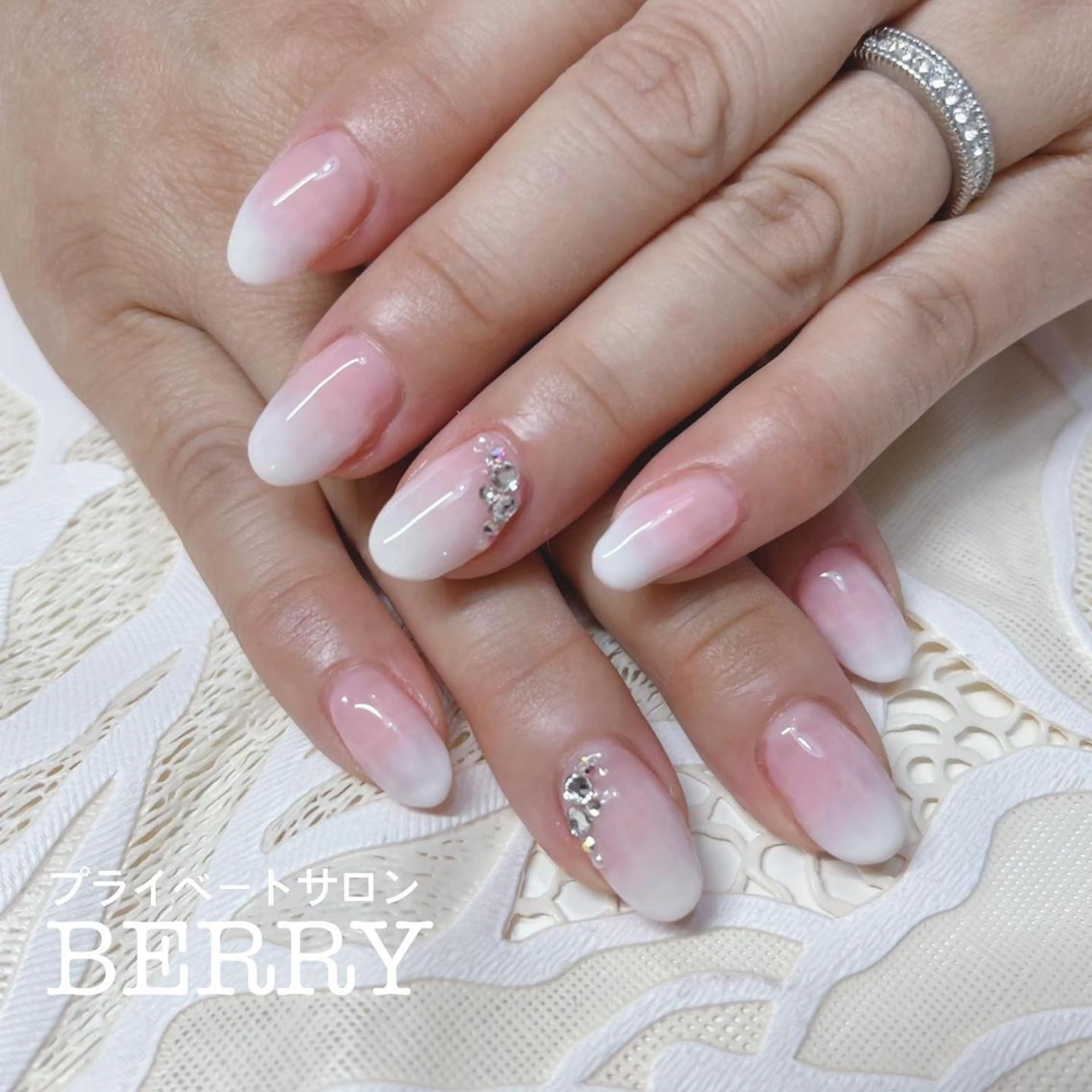 ネイル グラデーション ワンカラーネイル プライベートサロン BERRYのエステ・リラクイメージ
