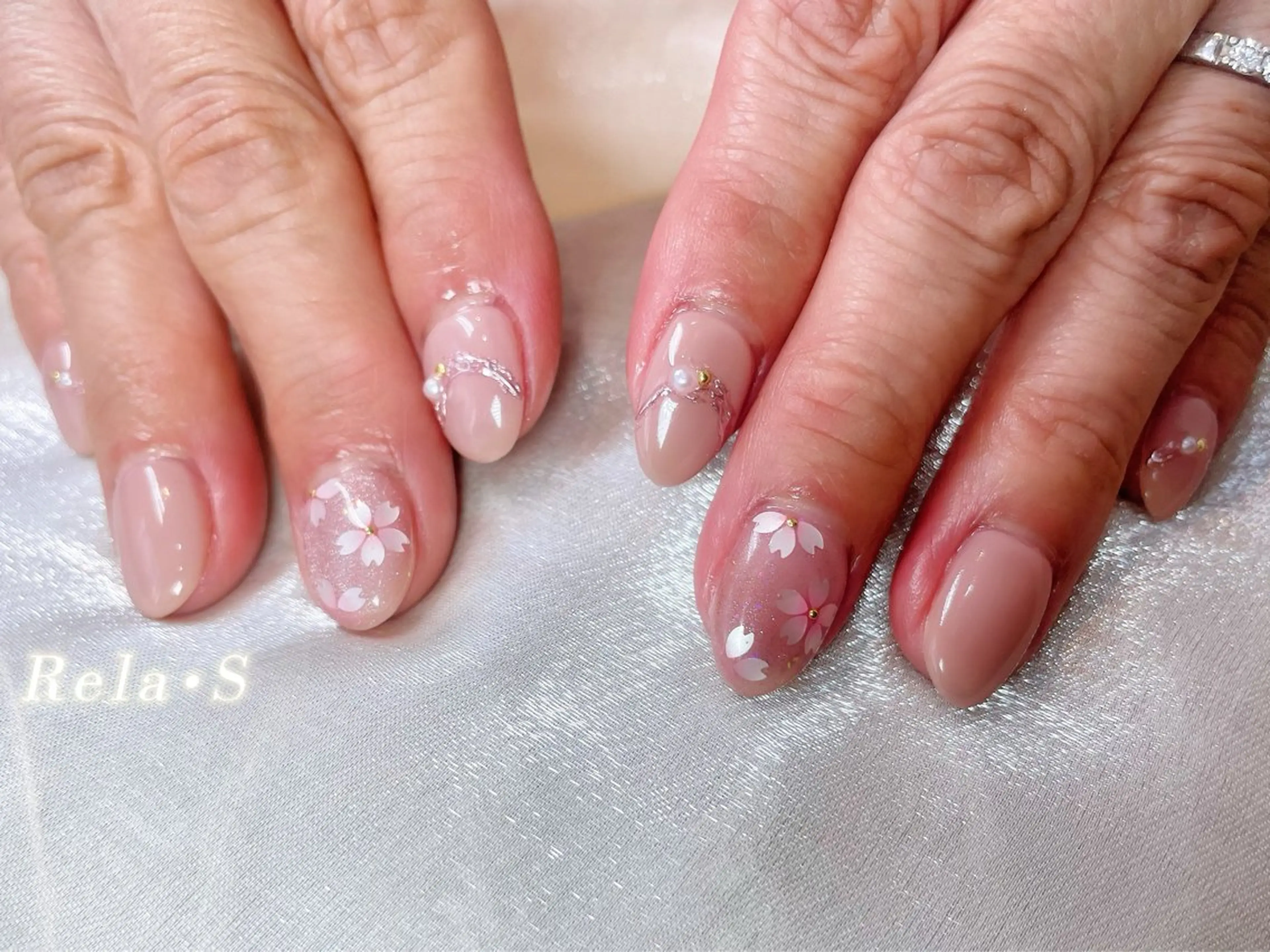 ネイル オーロラネイル 長さ出し フレンチネイル ジェルネイル ガラスフレンチ ハンドネイル Rela・S NAILのネイルデザイン