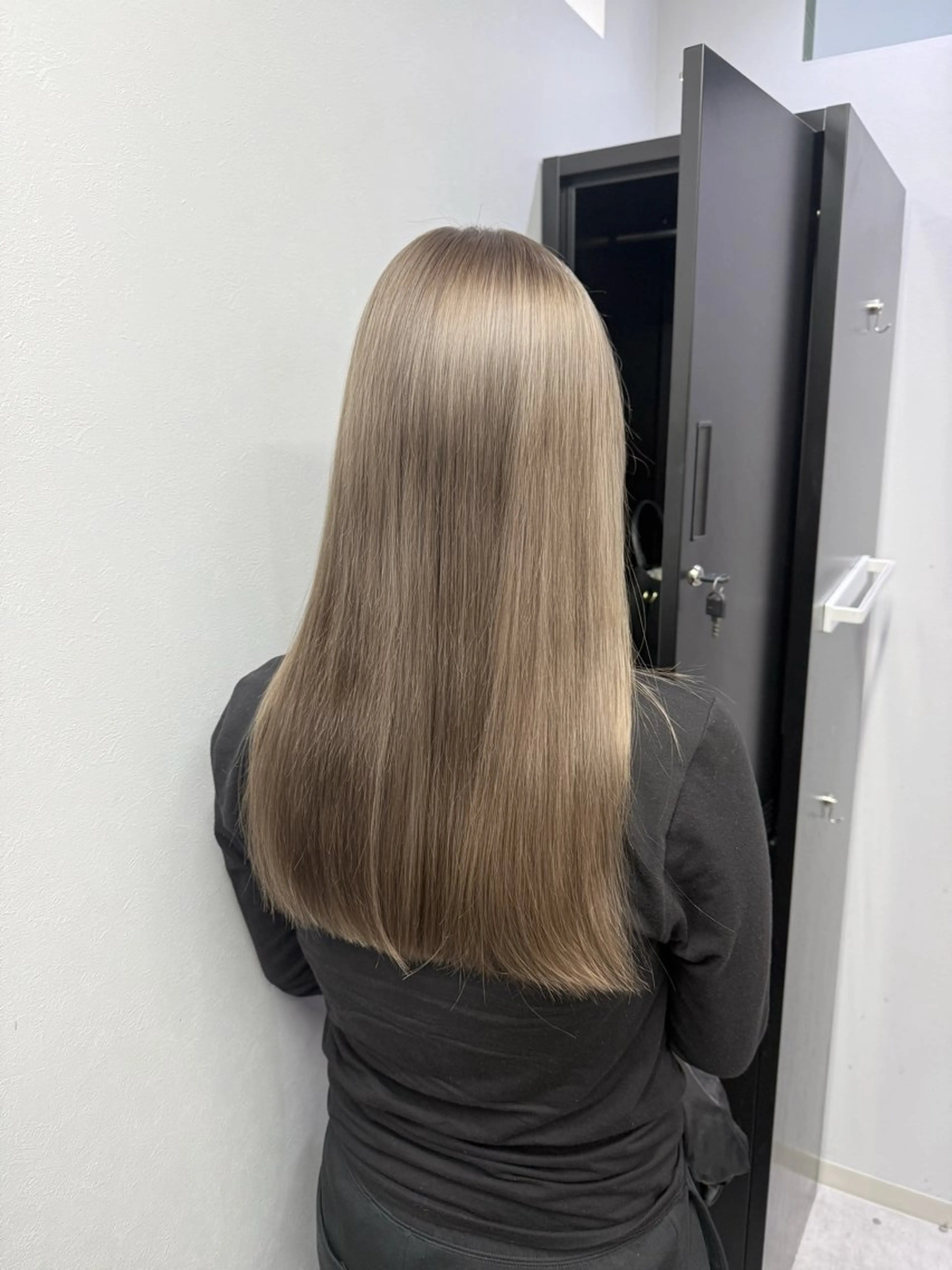 ロング ヘアカラー ハイトーン×艶カラー 🤍MIZUKIのヘアスタイル