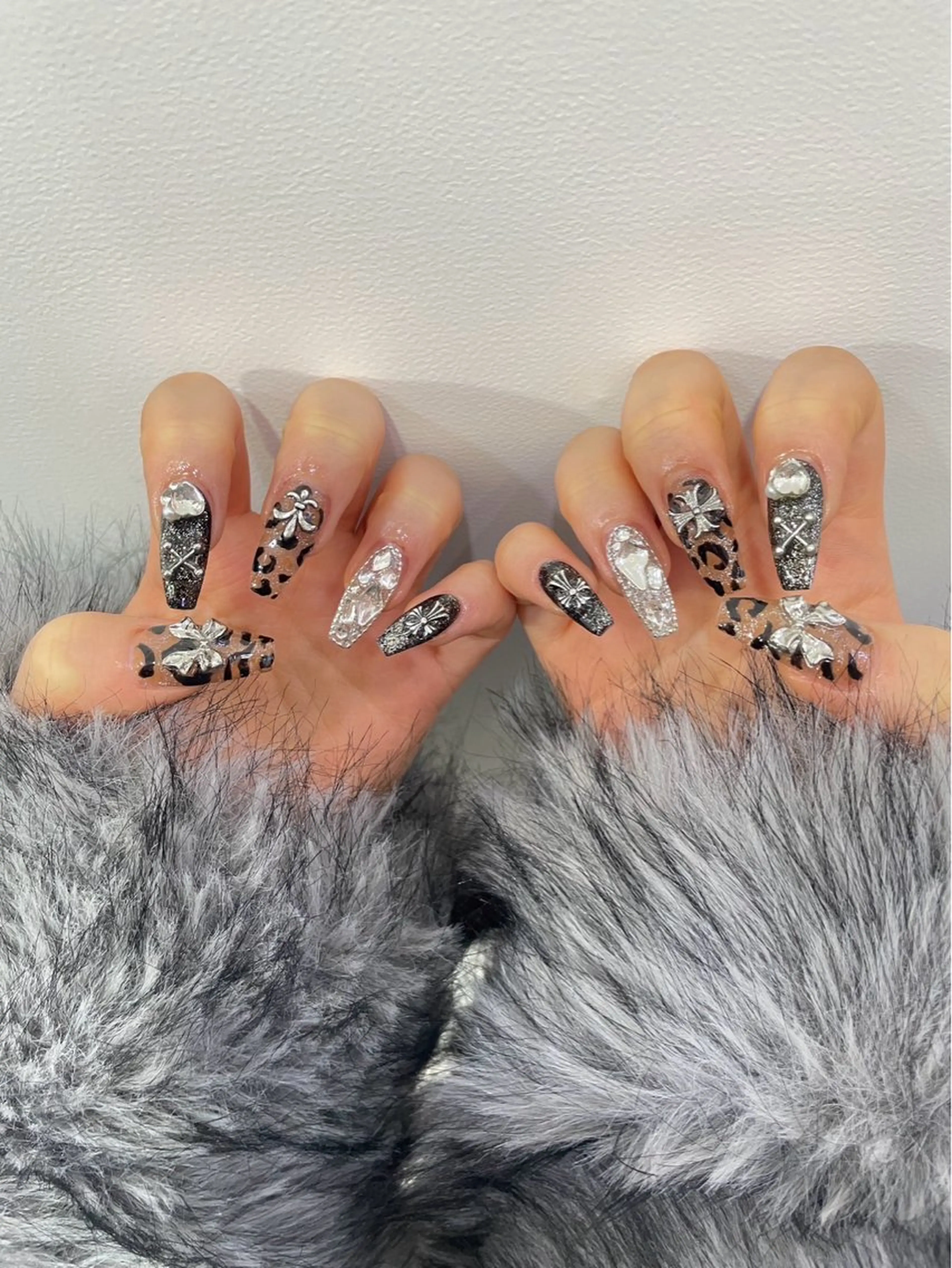 ネイル アートネイル オーロラネイル チークネイル 長さ出し フットネイル Mio_ Noiranailのネイルデザイン