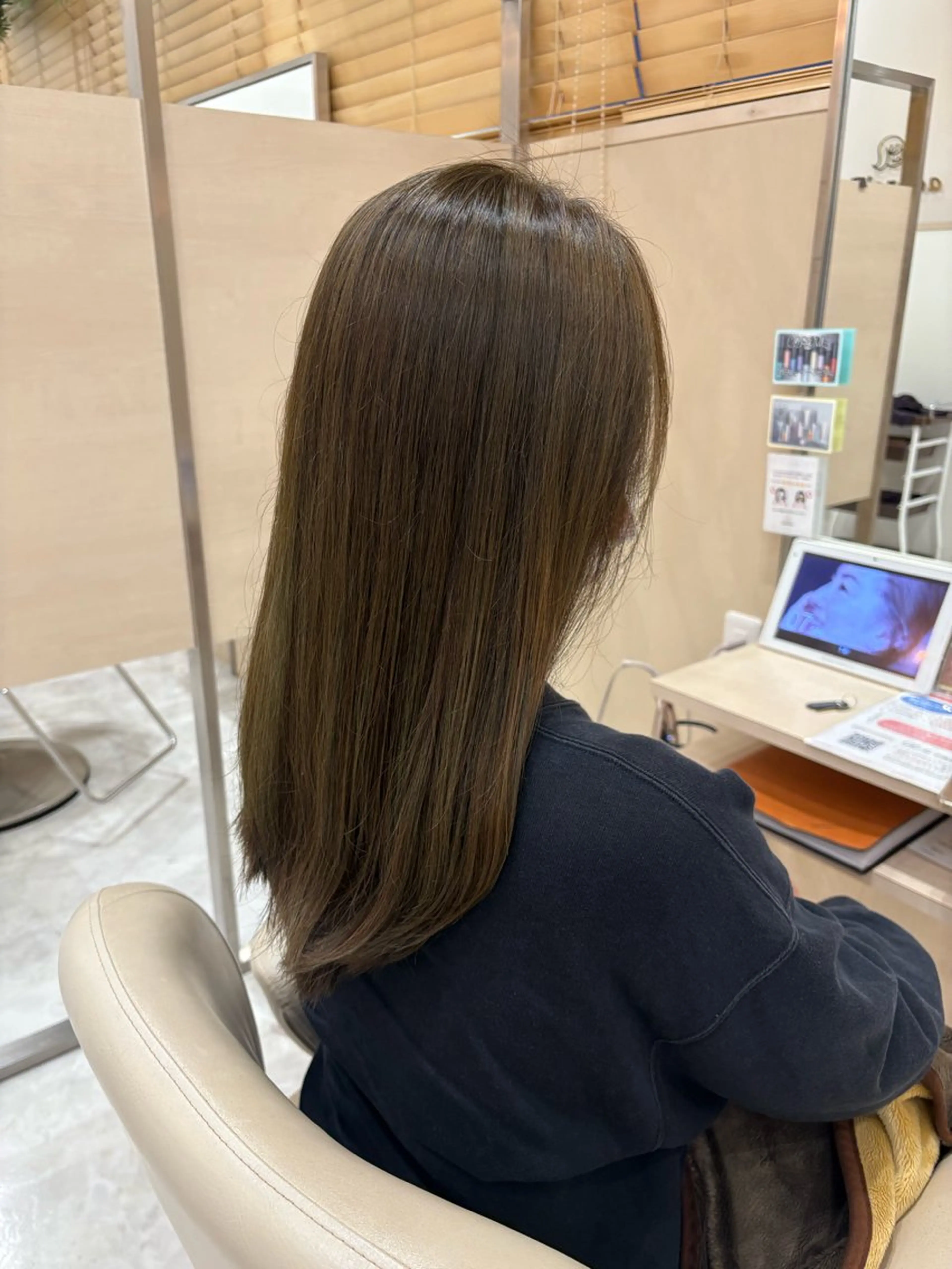 セミロング 【アドラーブル】反町 萌のヘアスタイル