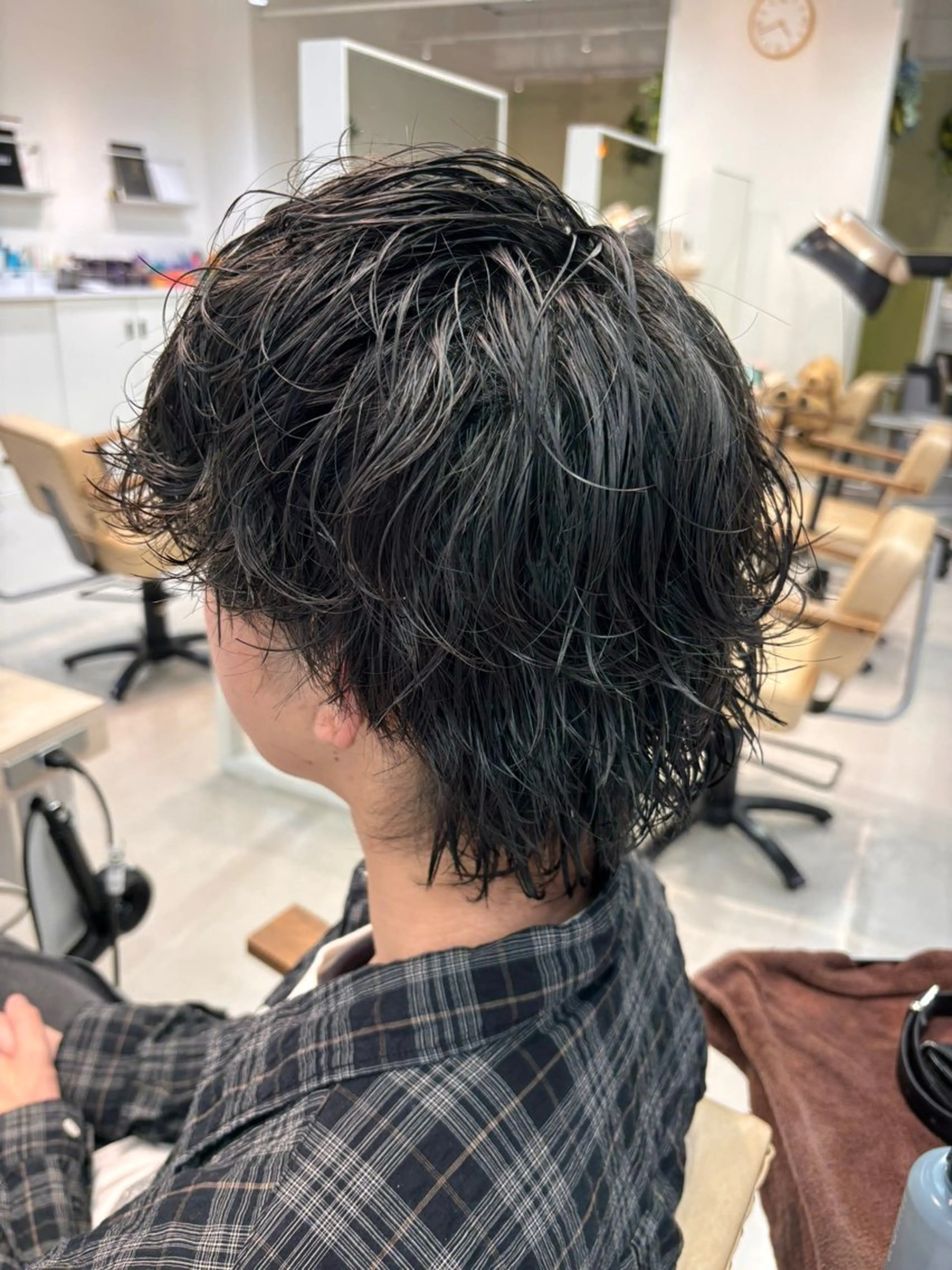 ミディアム パーマ メンズ ミディアムパーマ ビジネス メンズパーマ スペインカール 波巻きパーマ カット パーマ ニュアンスパーマ/ フェザー/マッシュのヘアスタイル