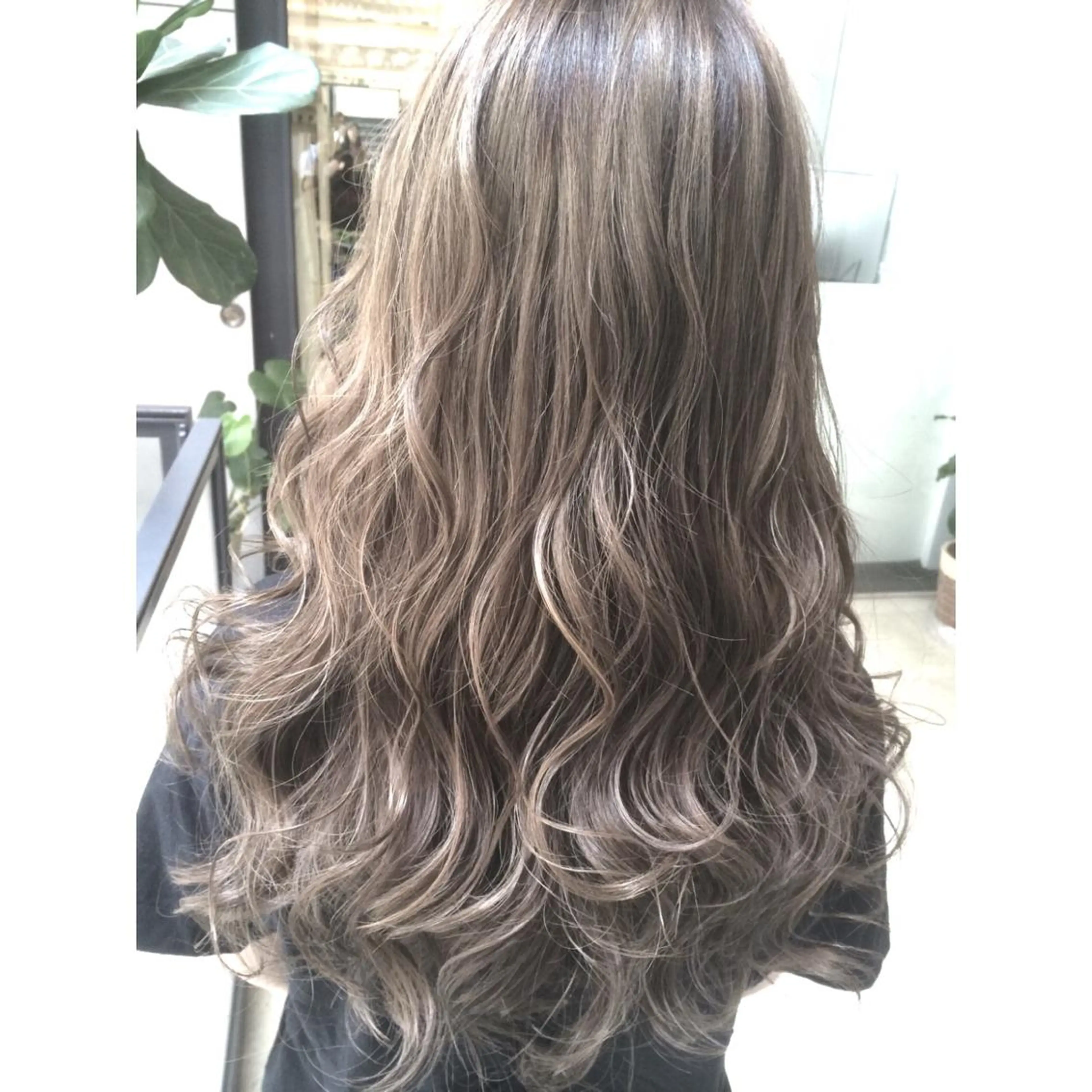 ロング カラー バレイヤージュ ベージュカラー レイヤーカット 井上 一平のヘアスタイル