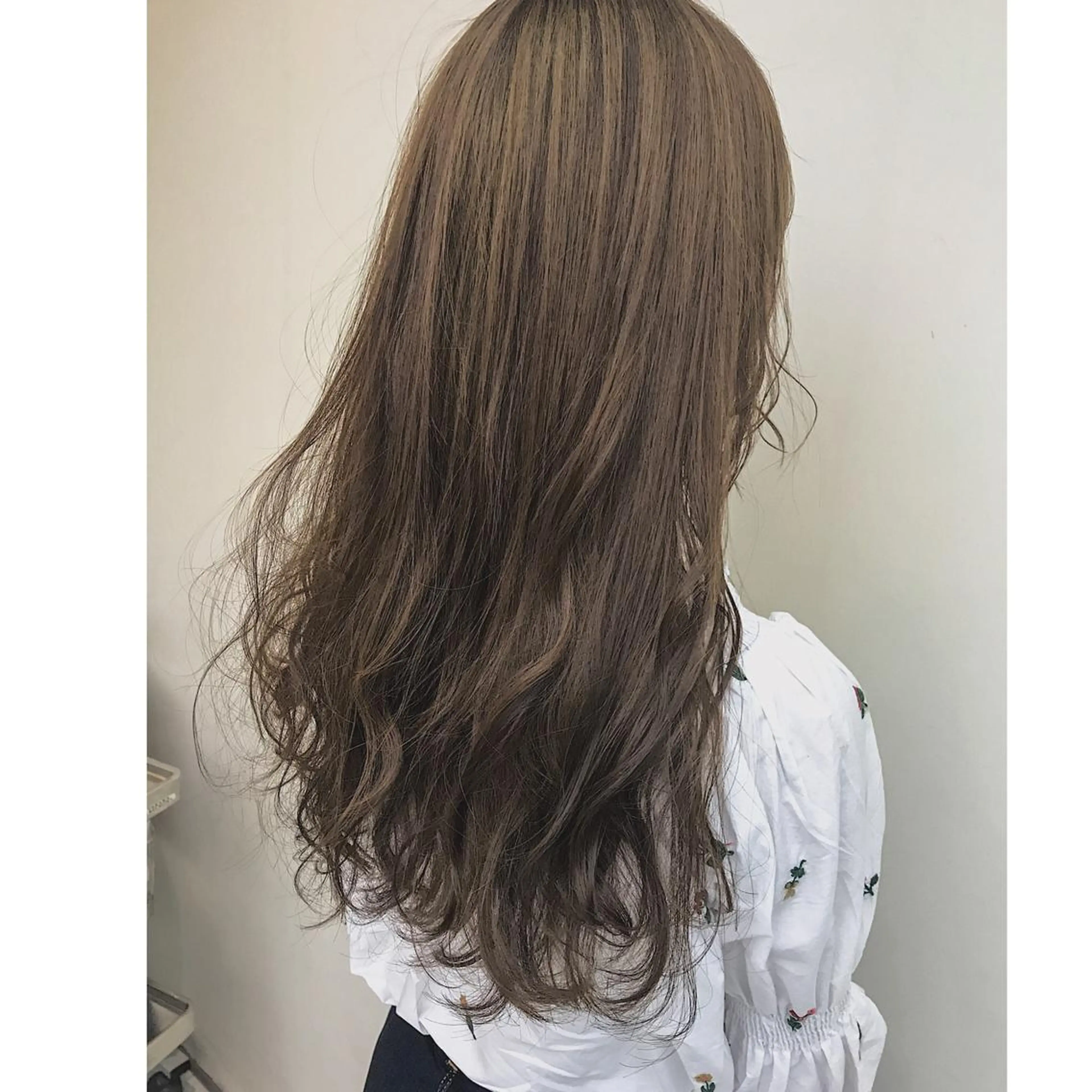 カラー グレージュ ハイライトカラー ✨艶ブリーチカラー ✨四ノ宮裕己のヘアスタイル