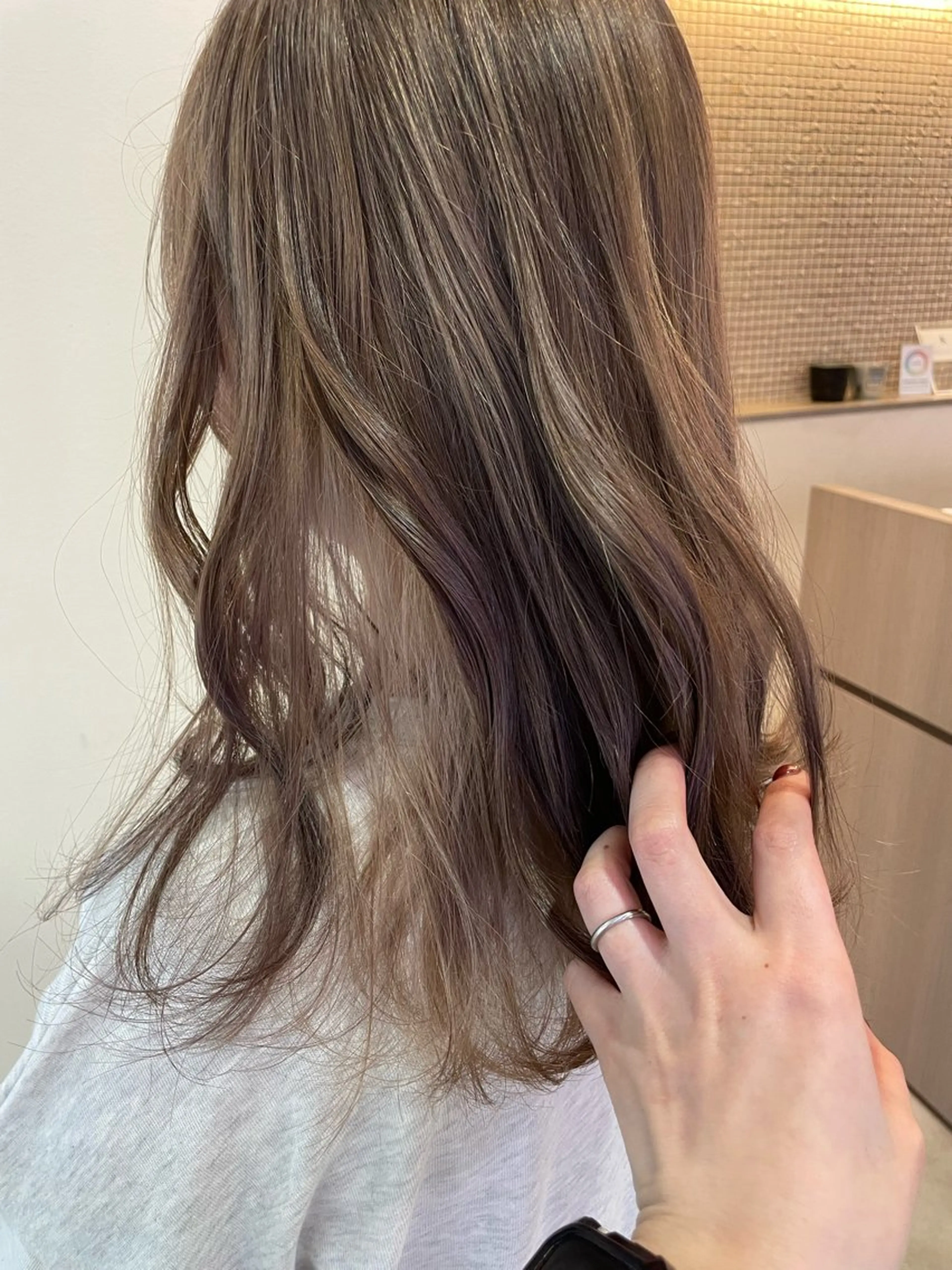 ロング カラー ベージュカラー インナーカラー ミルクティーベージュ カット ヘアカラー 松佐 ゆかりのヘアスタイル