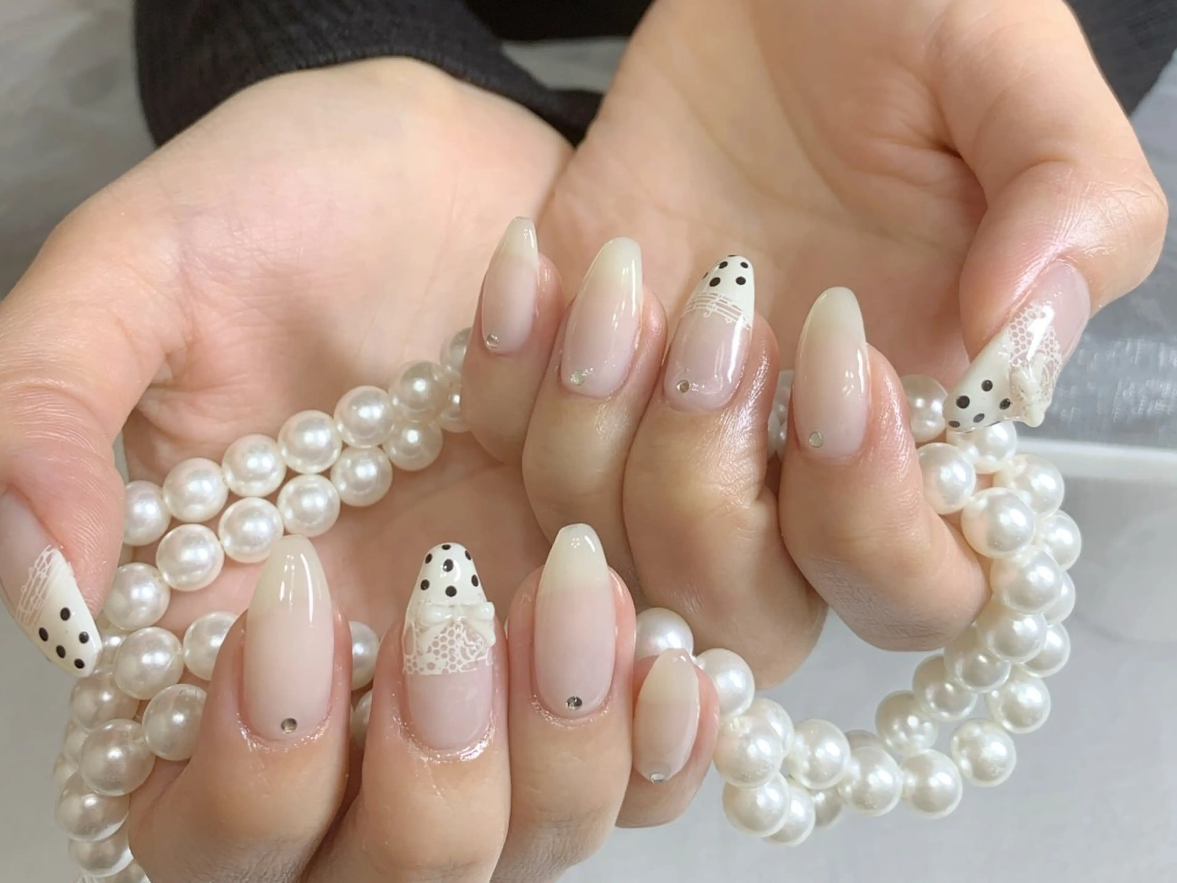 ネイル ドット フレンチネイル レース 春ネイル 夏ネイル ハンドネイル AI NAのネイルデザイン