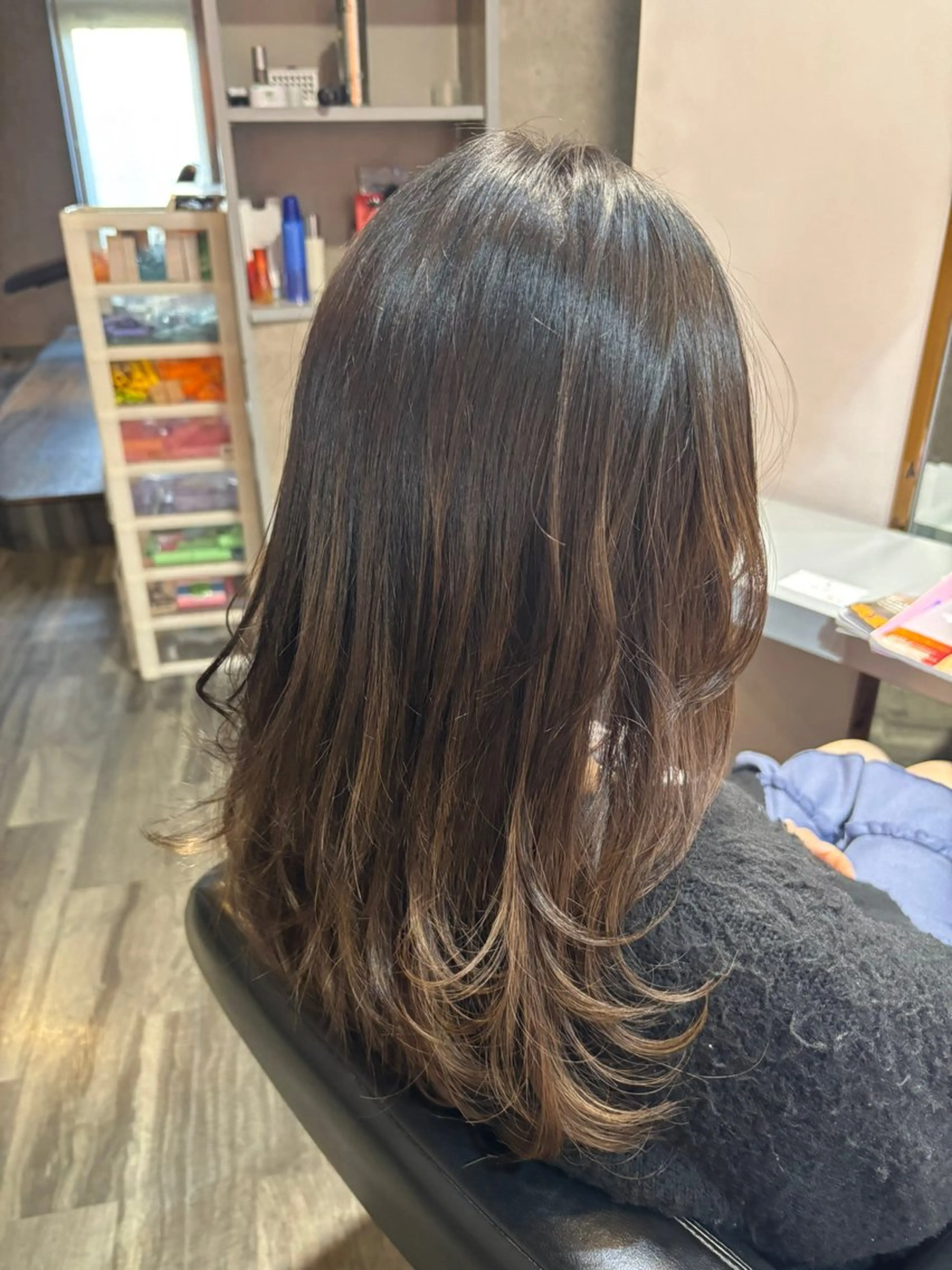 セミロング ハッシュカット ハイレイヤー レイヤーカット 杉山 晃太のヘアスタイル