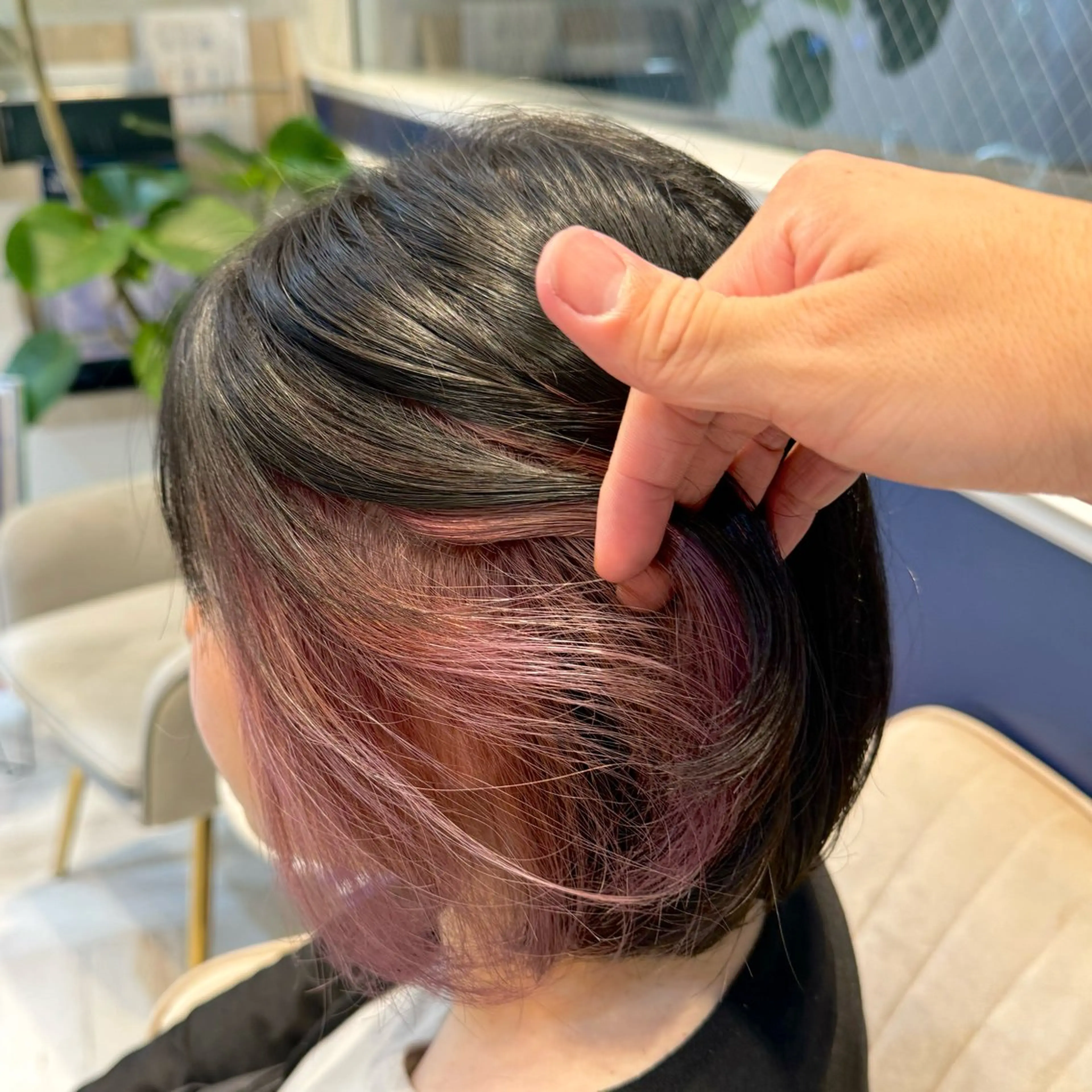 ショート カラー ベージュカラー イヤリングカラー ピンクカラー ピンクベージュ ヘアカラー 吉田 新平のヘアスタイル