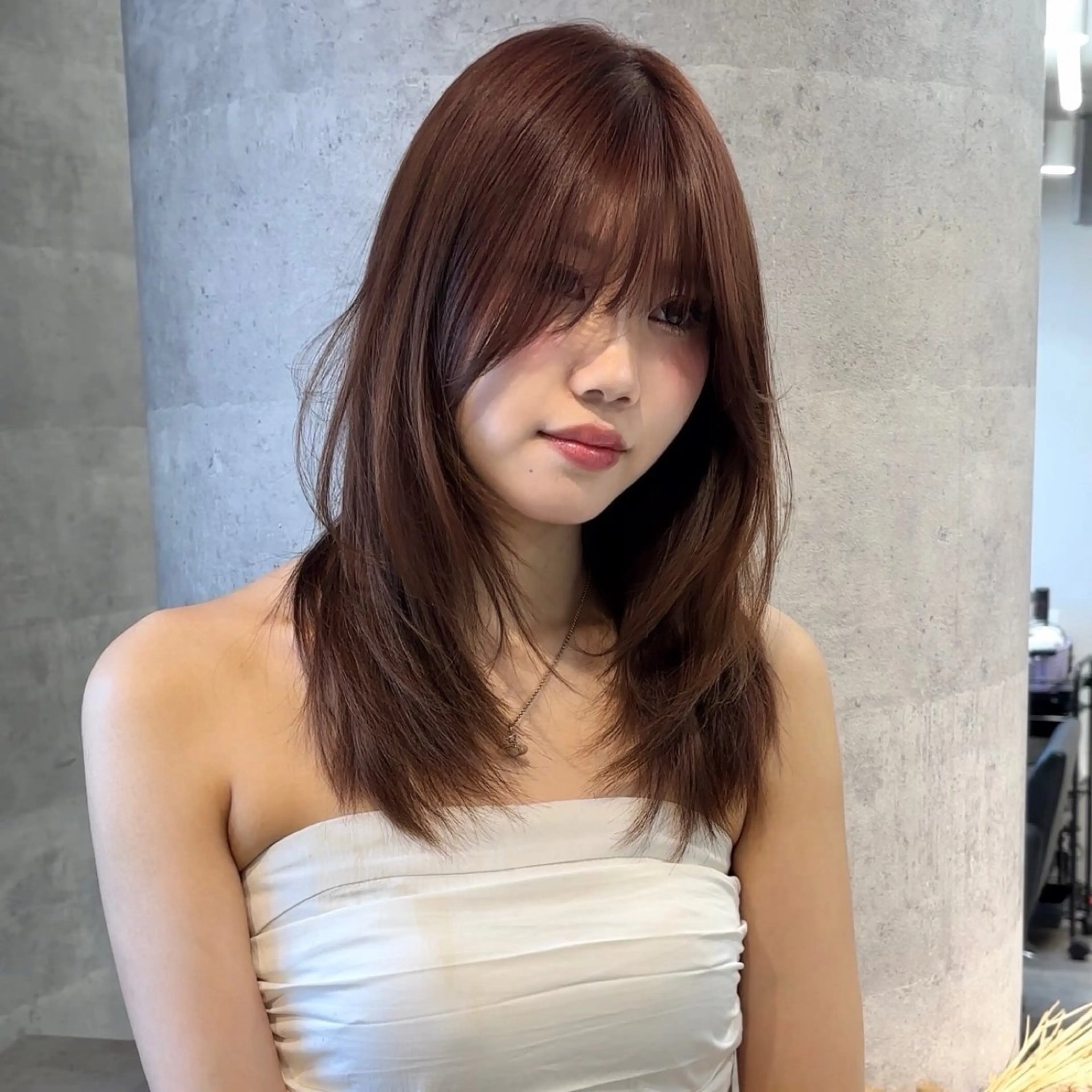 セミロング くびれヘア 韓国風ヘア レイヤーカット シースルーバング 新宿/韓国レイヤー/ 顔まわり/メンズヘアのヘアスタイル