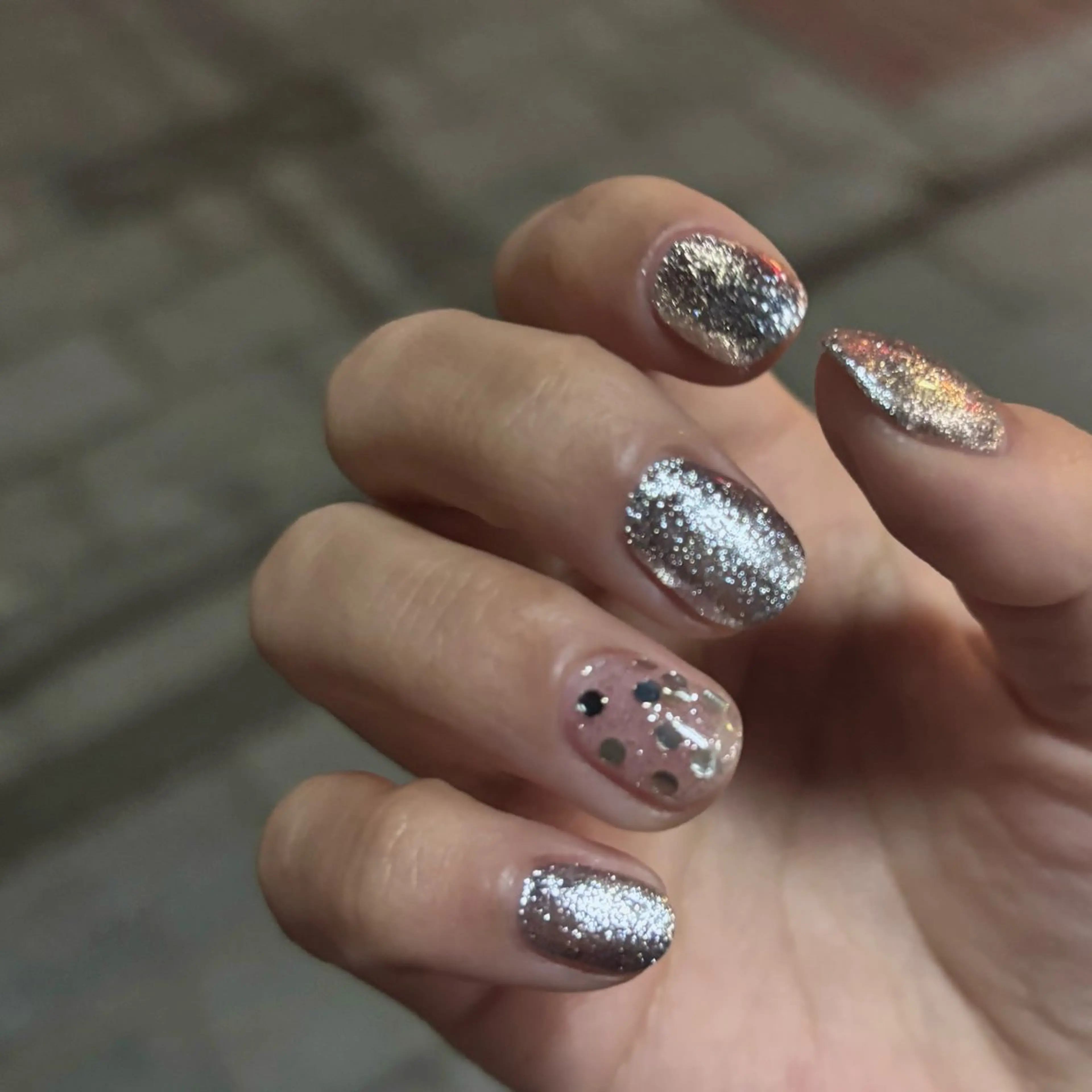 ネイル アートネイル ホログラムネイル ラメ(グリッター) ワンカラーネイル シルバー ハンドネイル Aya Mauleaのネイルデザイン