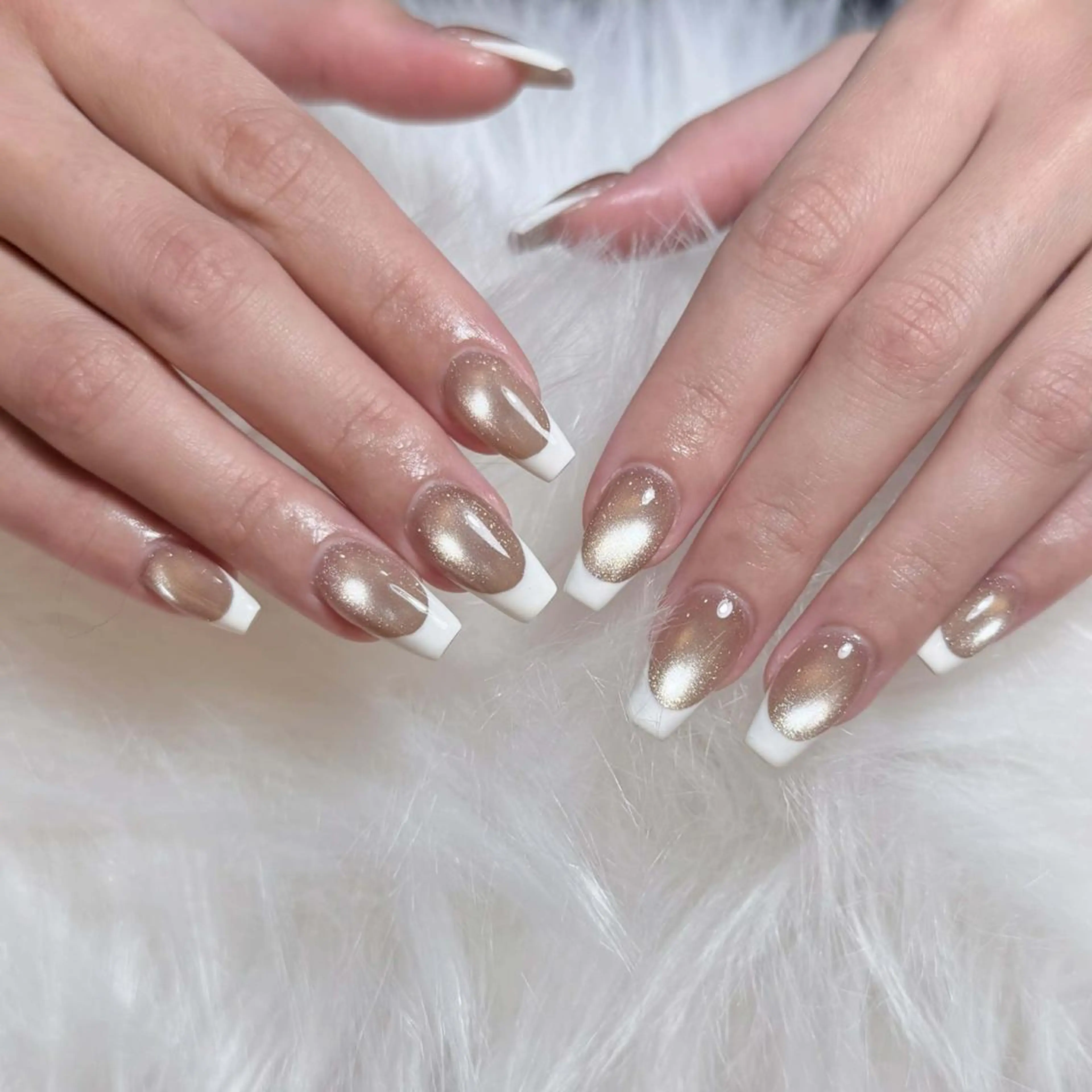 ネイル フットネイル フレンチネイル ジェルネイル ゴールド マグネットネイル ハンドネイル ヒユ ビューティーのネイルデザイン