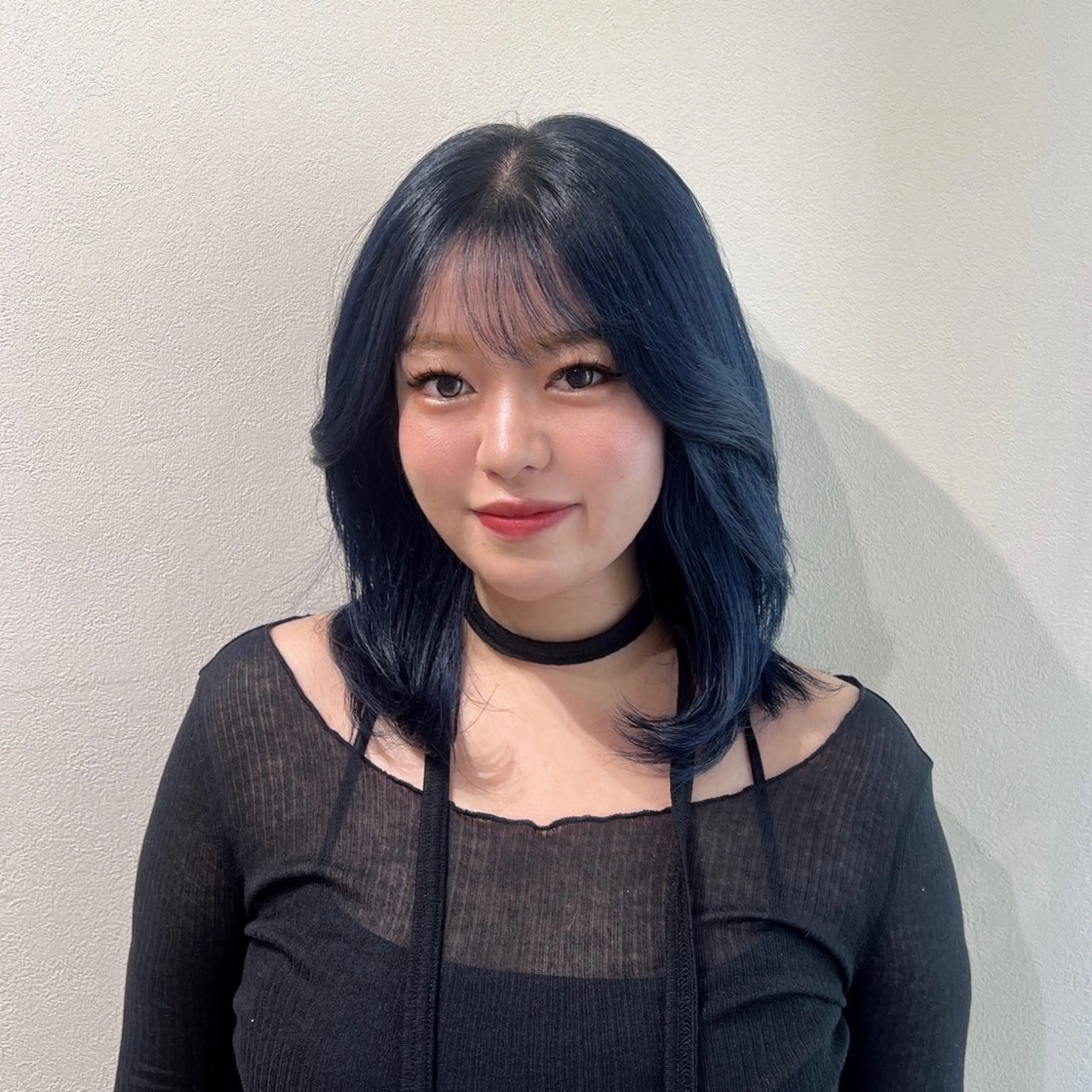 ミディアム カラー 黒髪 ブリーチ ブルーカラー ブルーブラック ハイトーンカラー 𝙎𝙚𝙞𝙧𝙖 ☆カット/パーマのヘアスタイル