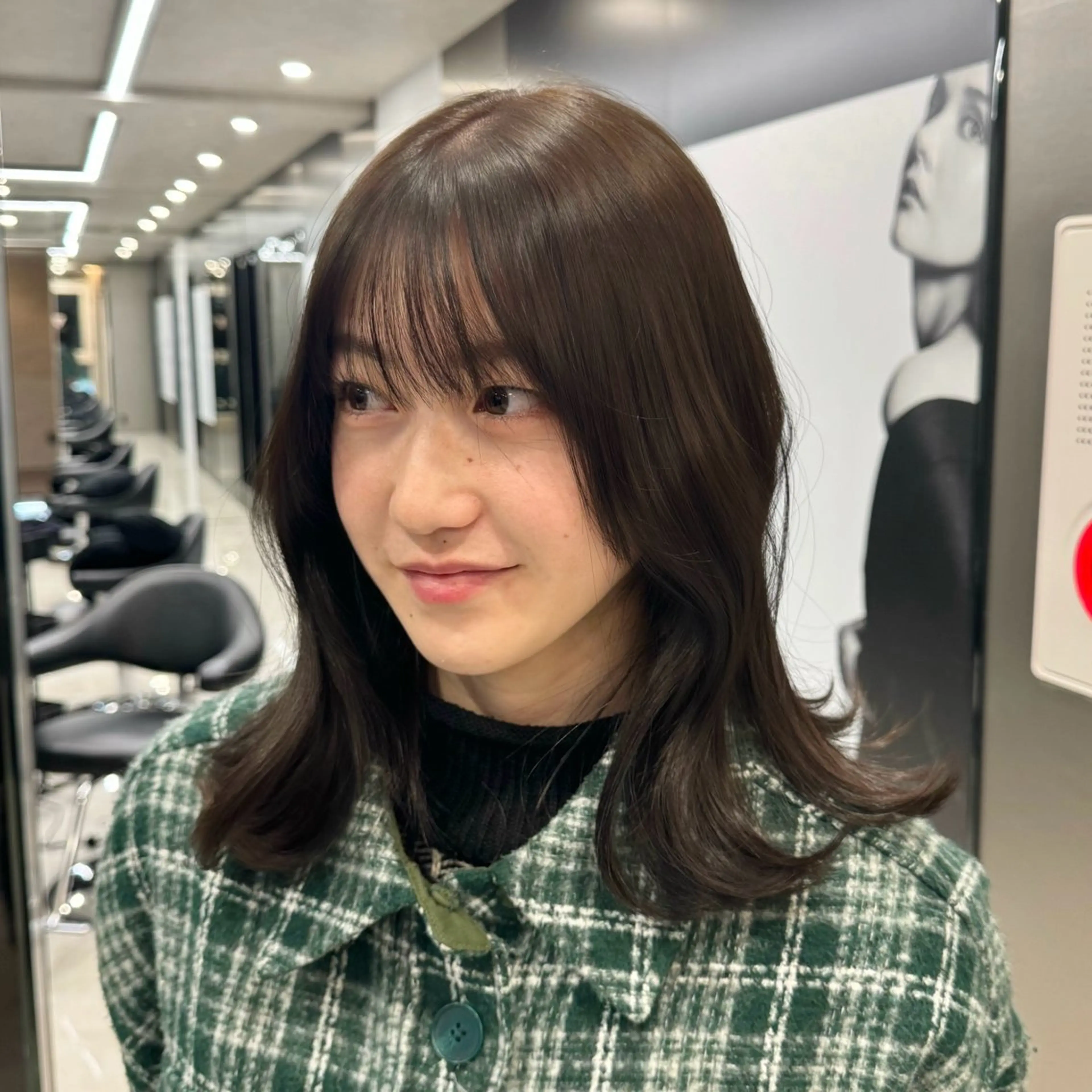 ミディアム カラー ベージュカラー ブリーチ 透明感カラー ブリーチなしカラー オリーブベージュ カット ヘアカラー 新宿/顔周りカット/ レイヤー/がっきーのヘアスタイル