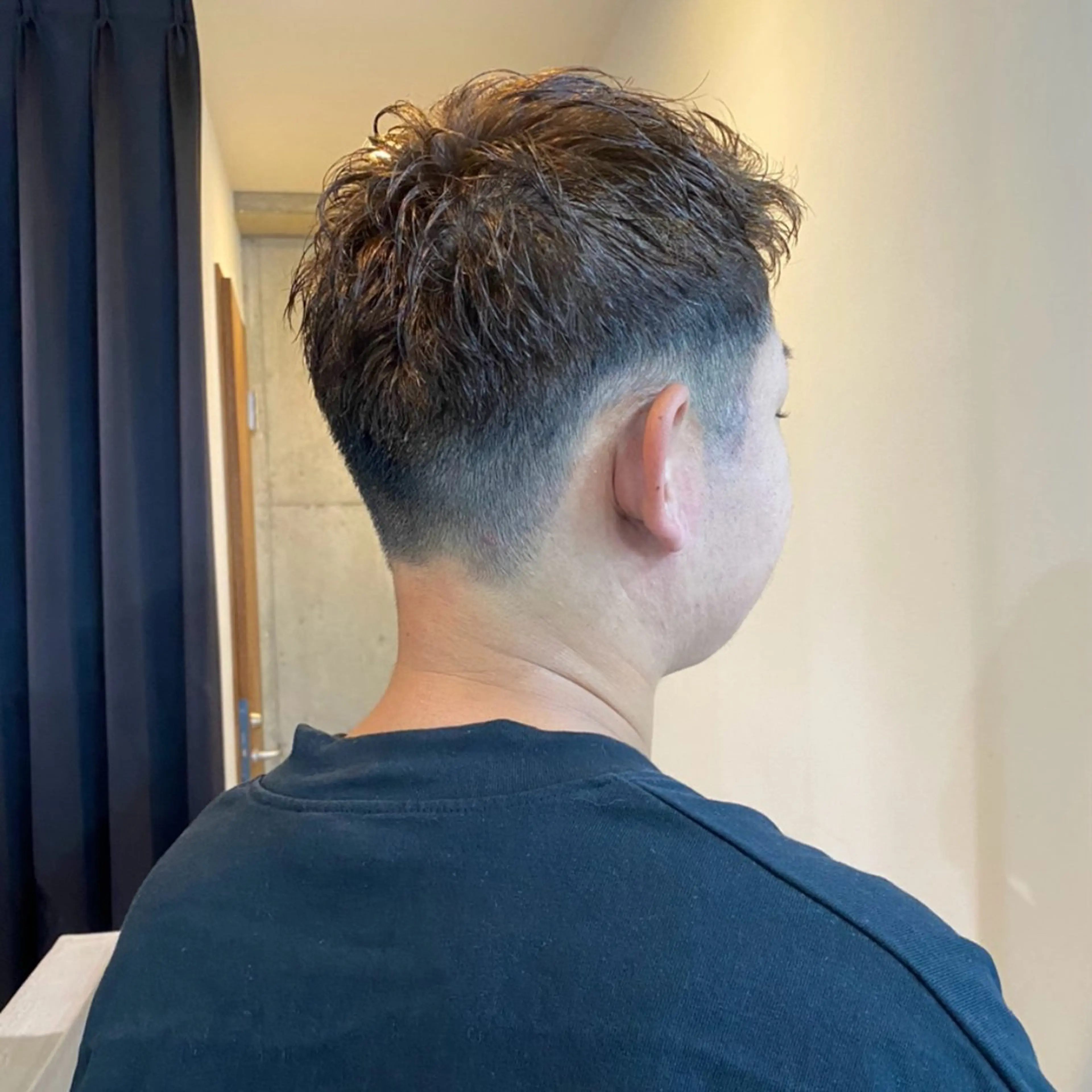 ショート メンズ アップバング ビジネス 刈り上げ ショートヘア センターパート/ニ ュアンスパーマのヘアスタイル