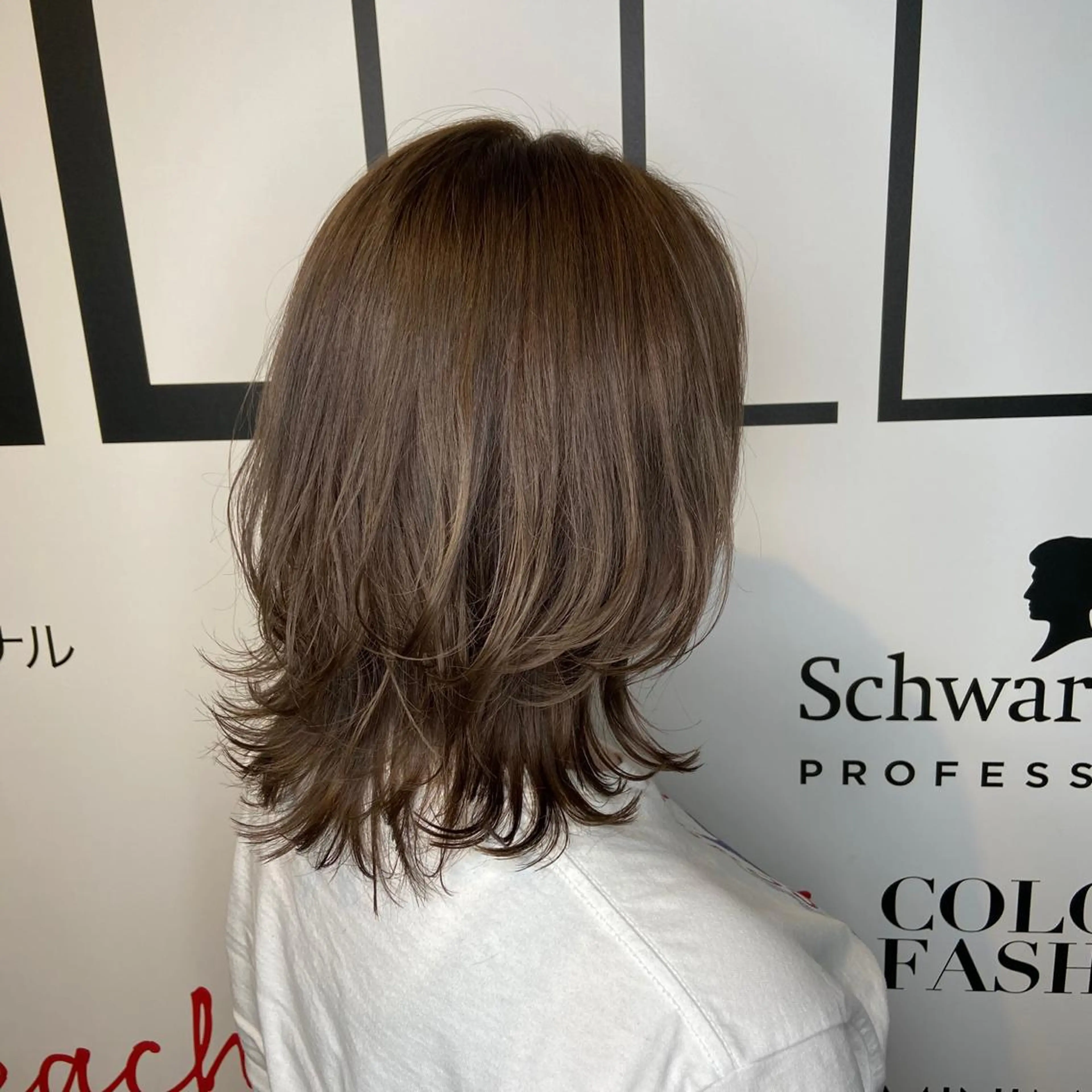 ミディアム アッシュ レイヤーカット カット ヘアカラー トリートメント 宮下 愛璃紗のヘアスタイル