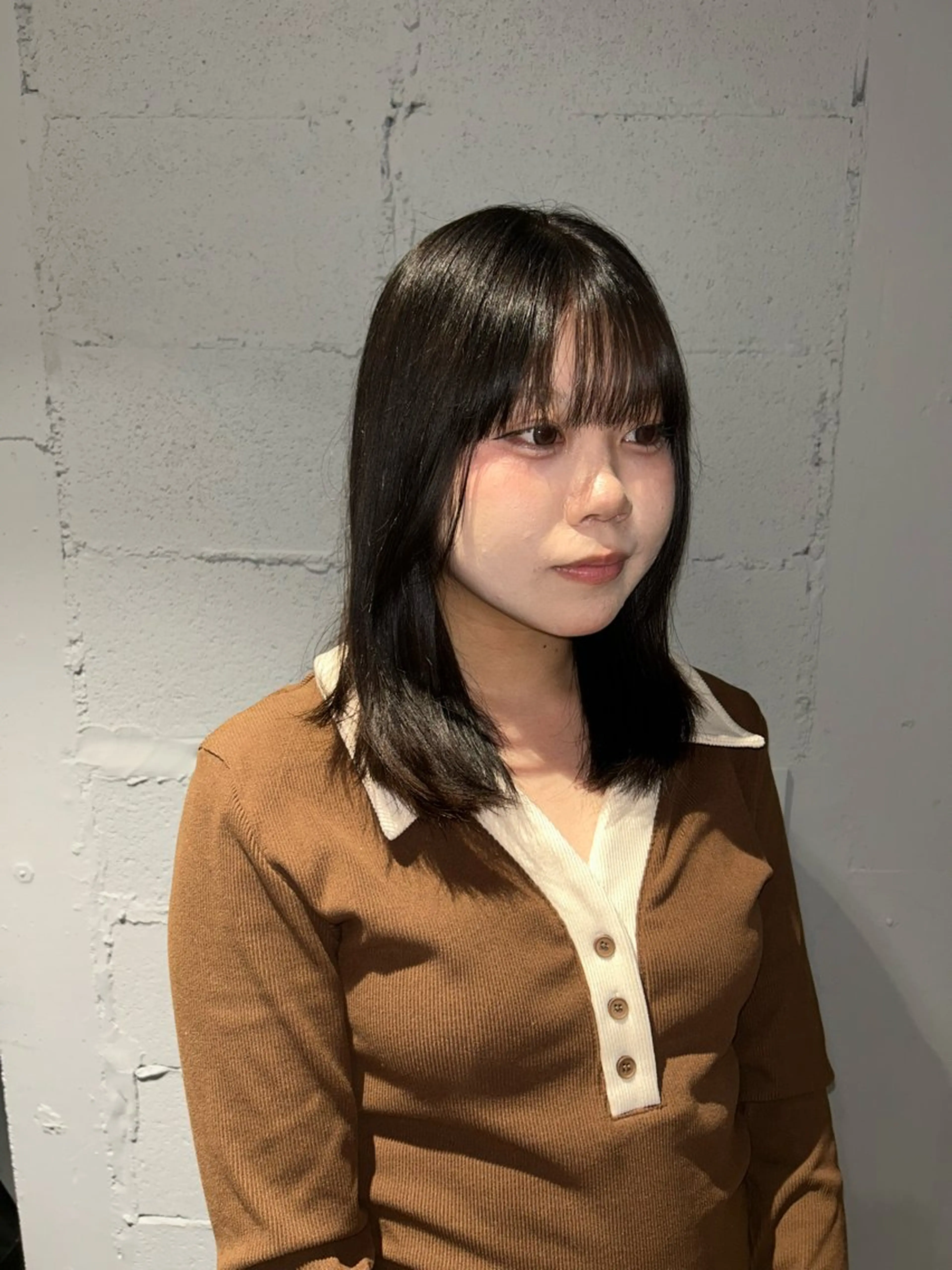 セミロング カラー アダチ ヒナタのヘアスタイル