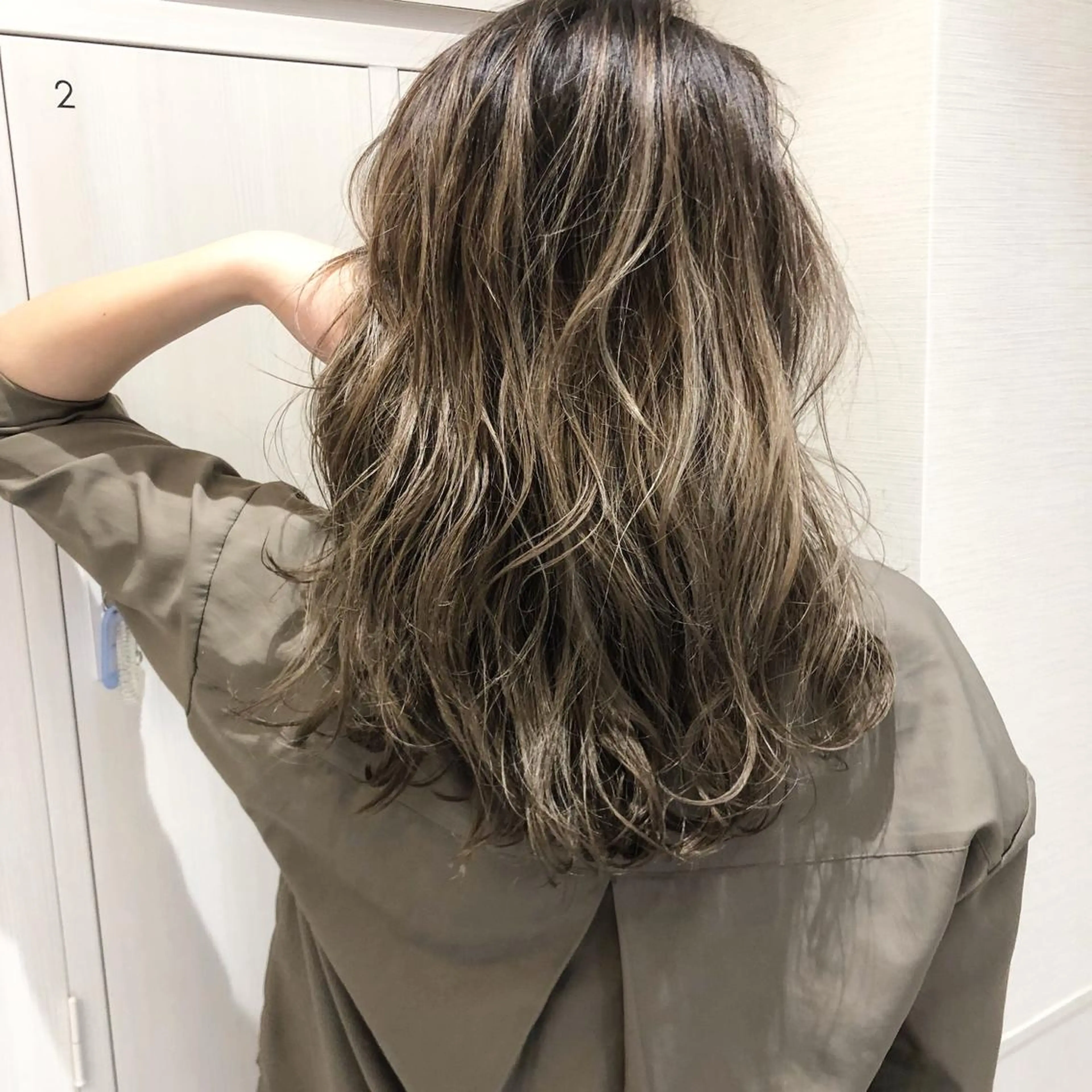 ロング カラー アディクシーカラー アッシュ バレイヤージュ ベージュカラー 透明感カラー 三鷹で1番ショート ボブをカットする新谷のヘアスタイル