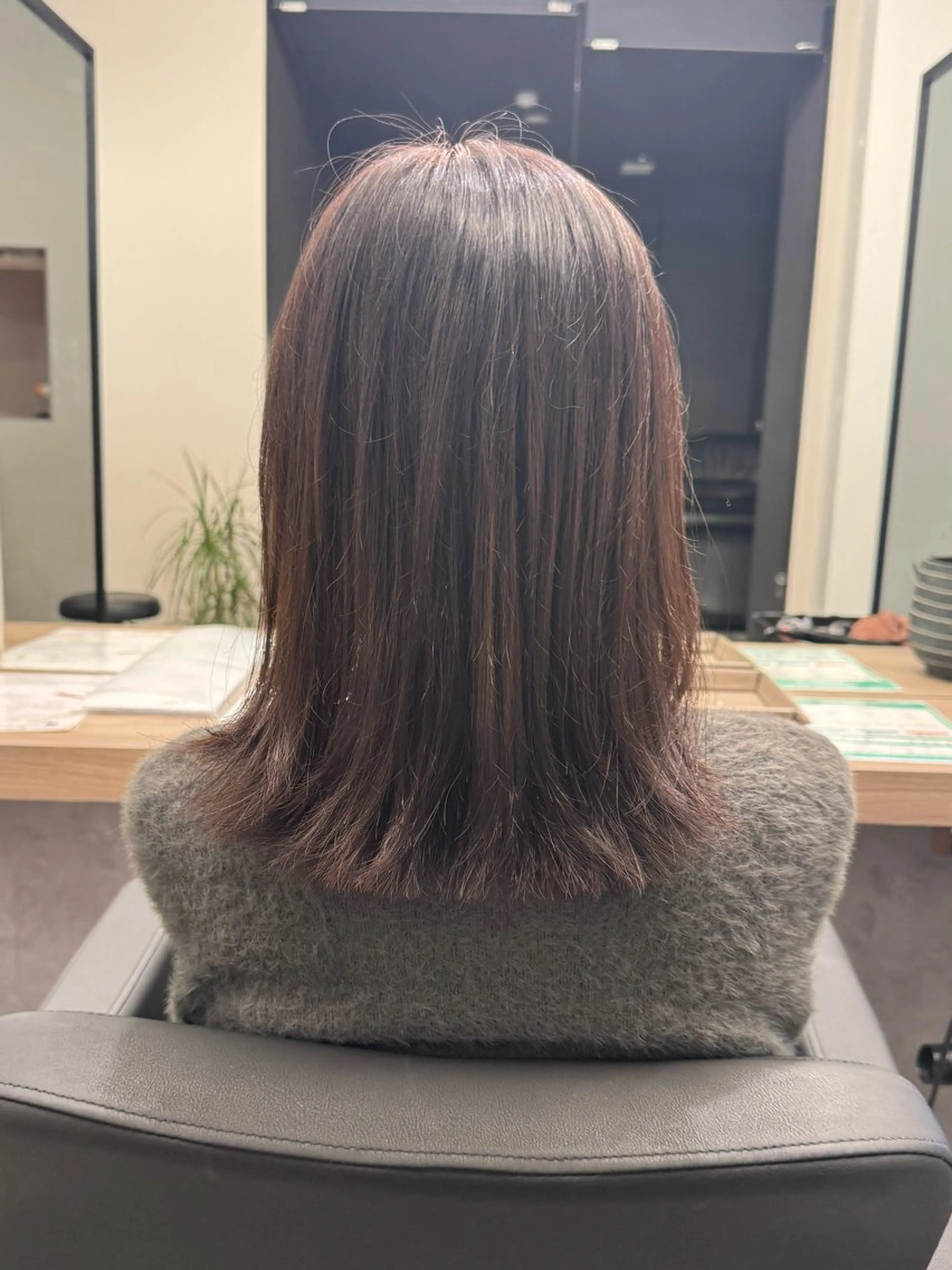 ミディアム ミディアムレイヤー レイヤーカット 外ハネヘア カット ヘアカラー 高橋 廉人のヘアスタイル