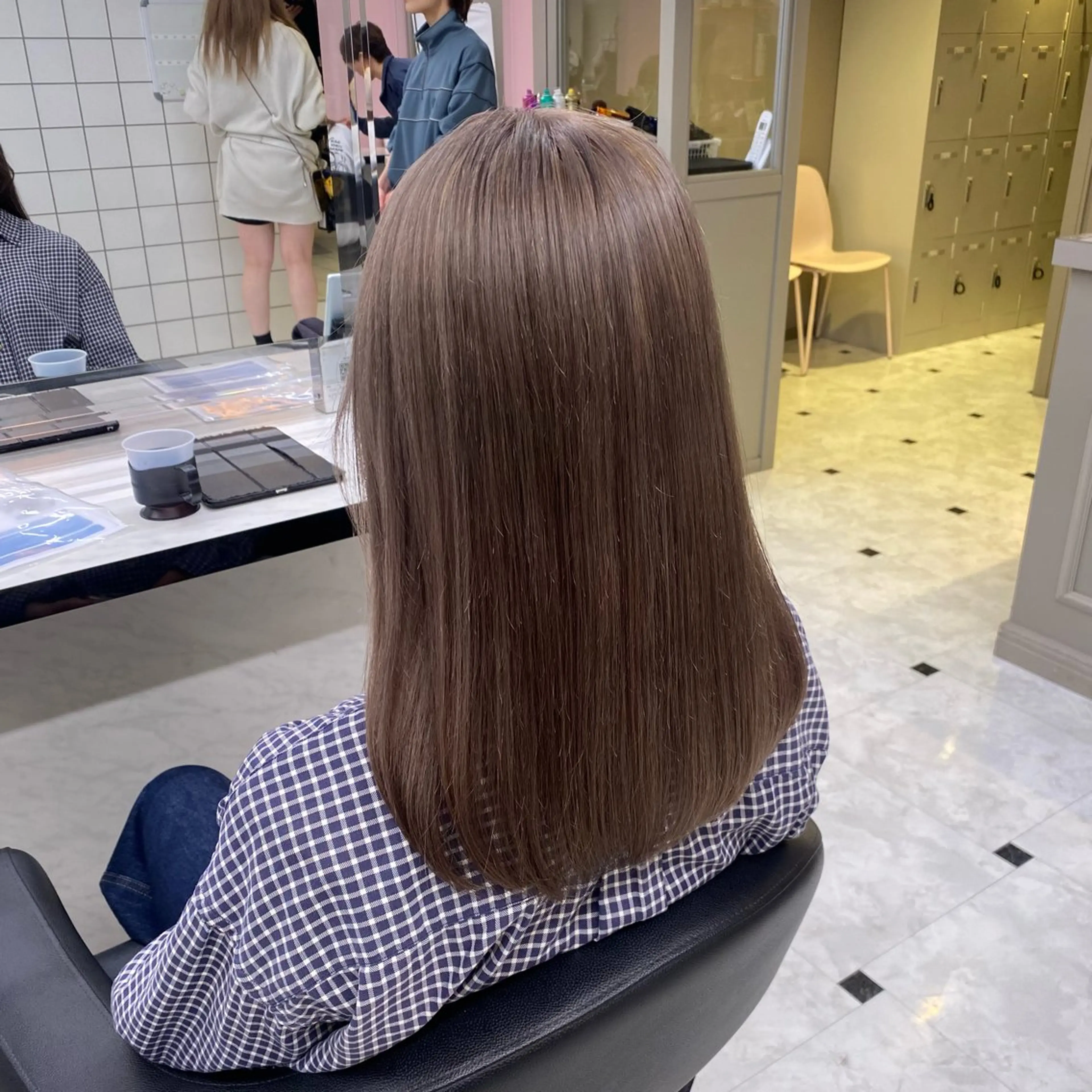 セミロング カラー ヘアカラー トリートメント ヘッドスパ ヘアセット 透明感ベージュカラー 🪞上野🪞AIのヘアスタイル