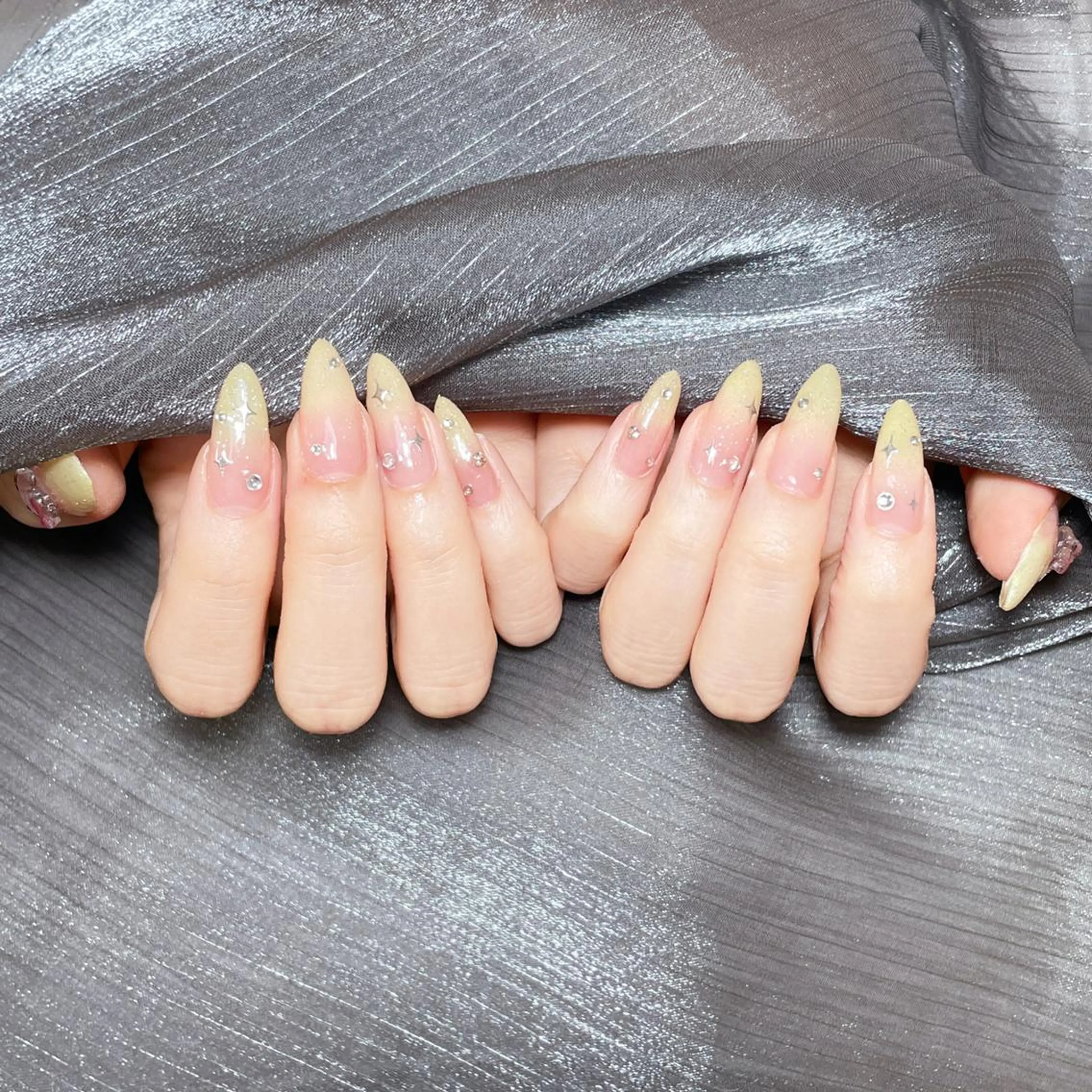 ネイル アートネイル オーロラネイル ガーリー キラキラネイル 韓国ネイル ハンドネイル Leah 💅のネイルデザイン