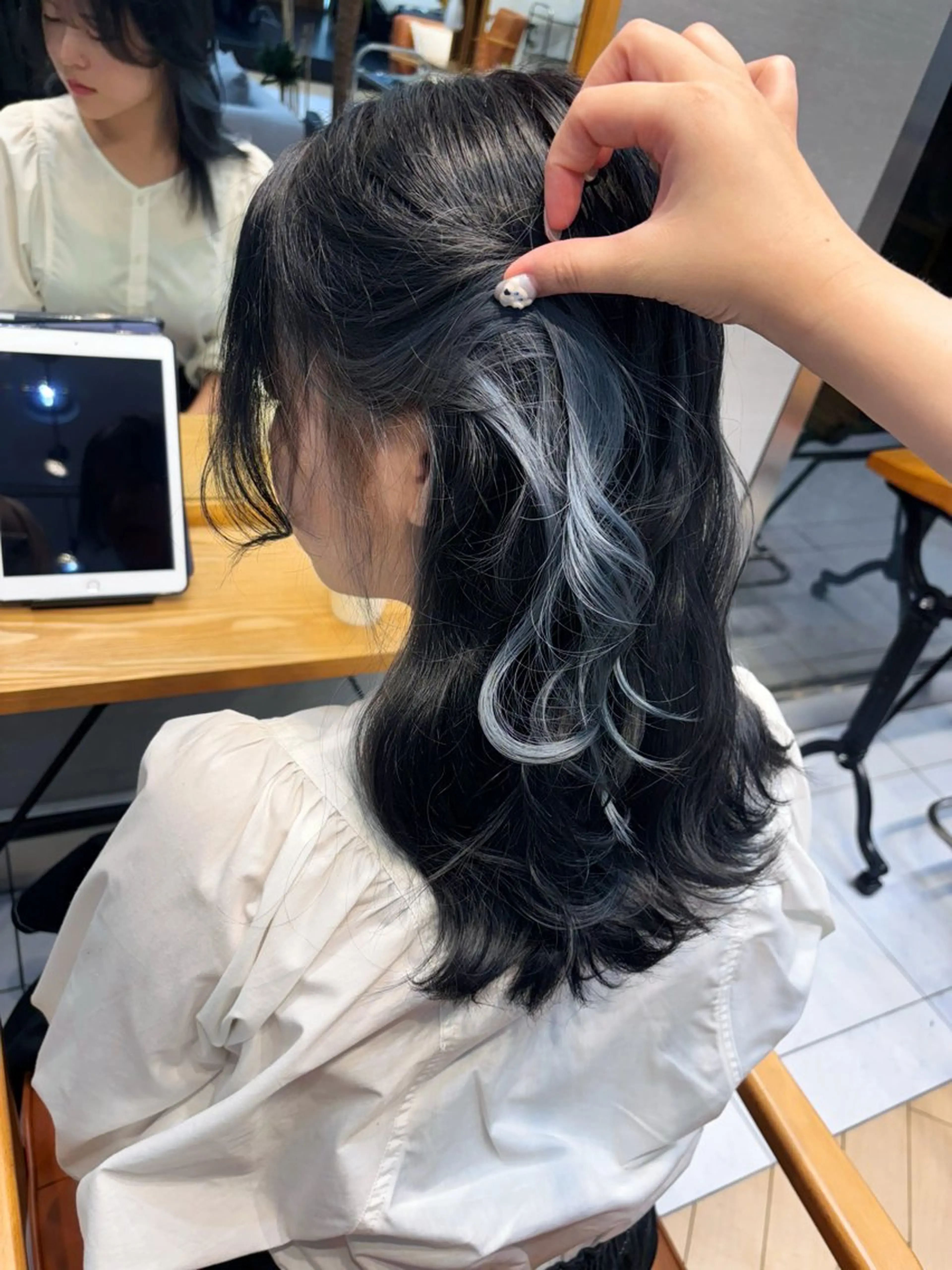 カラー インナーカラー ヘアカラー 楢本 莉子のヘアスタイル