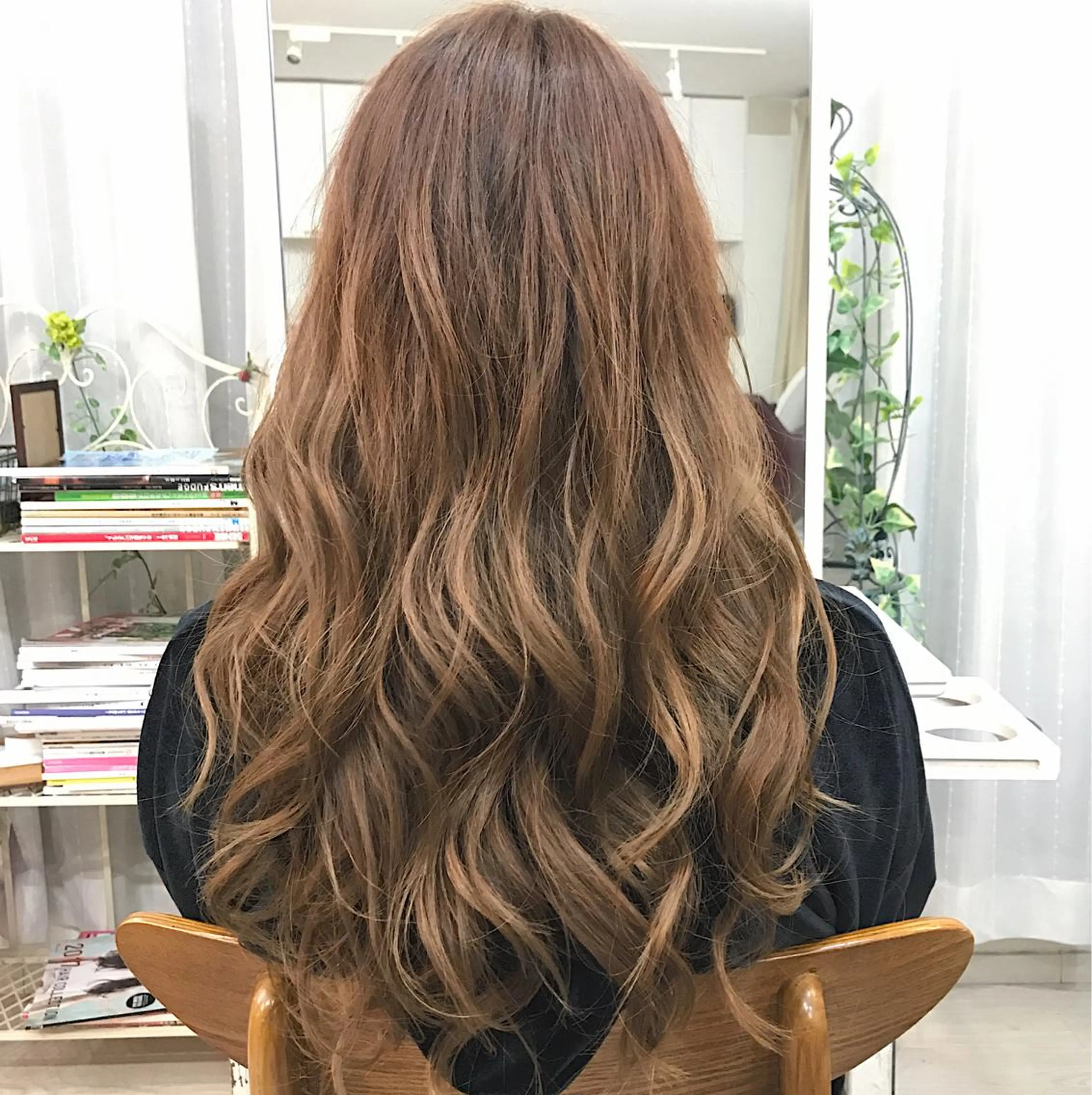 ロング カラー ヘアアレンジ ベージュカラー ブリーチ グラデーションカラー Zina渋谷エリア マネージャShionのヘアスタイル