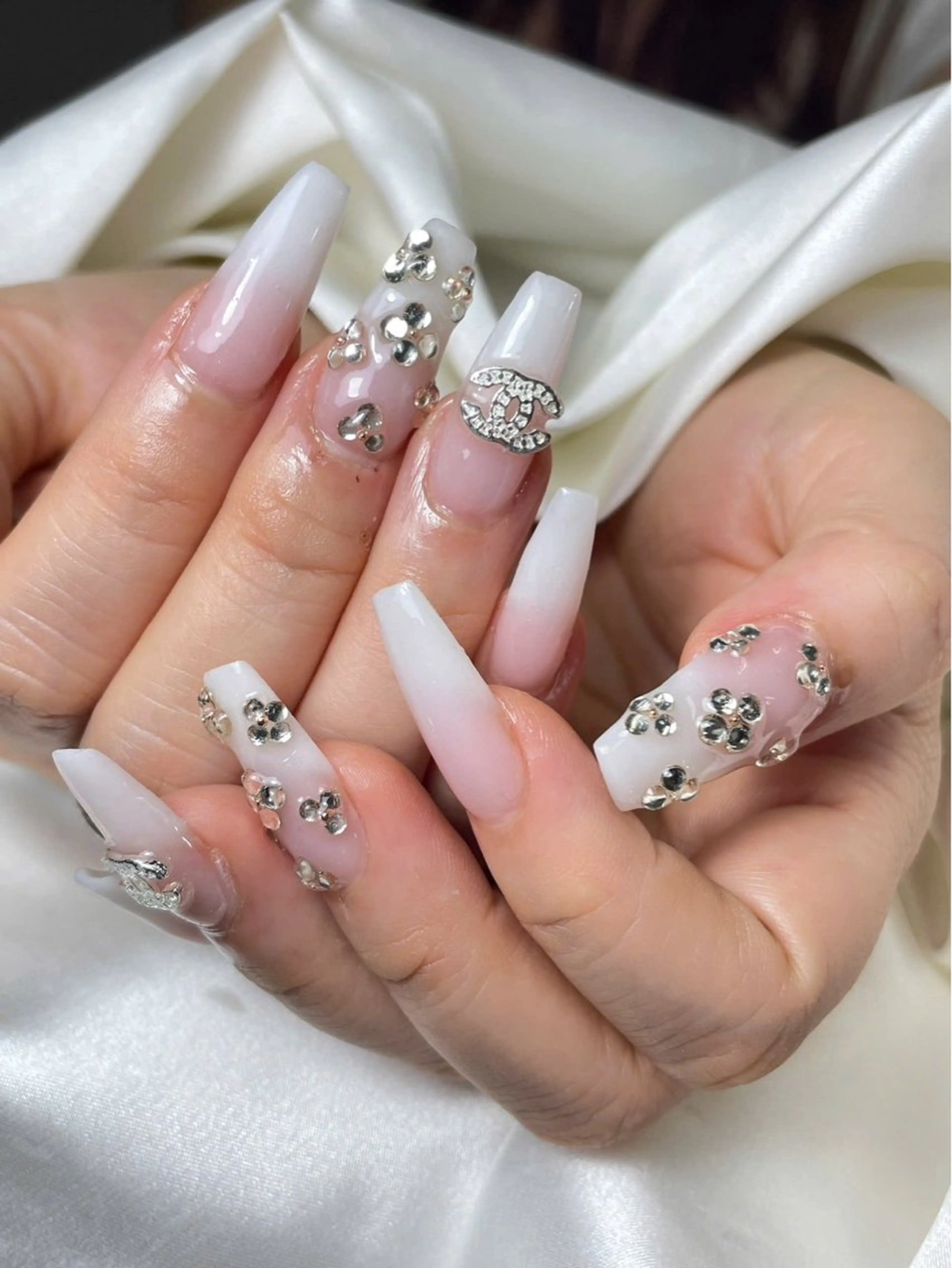 ネイル チークネイル 長さ出し フットネイル ジェルネイル 卒業式 𝓐𝓷𝓻𝓲 XiinhNailのネイルデザイン