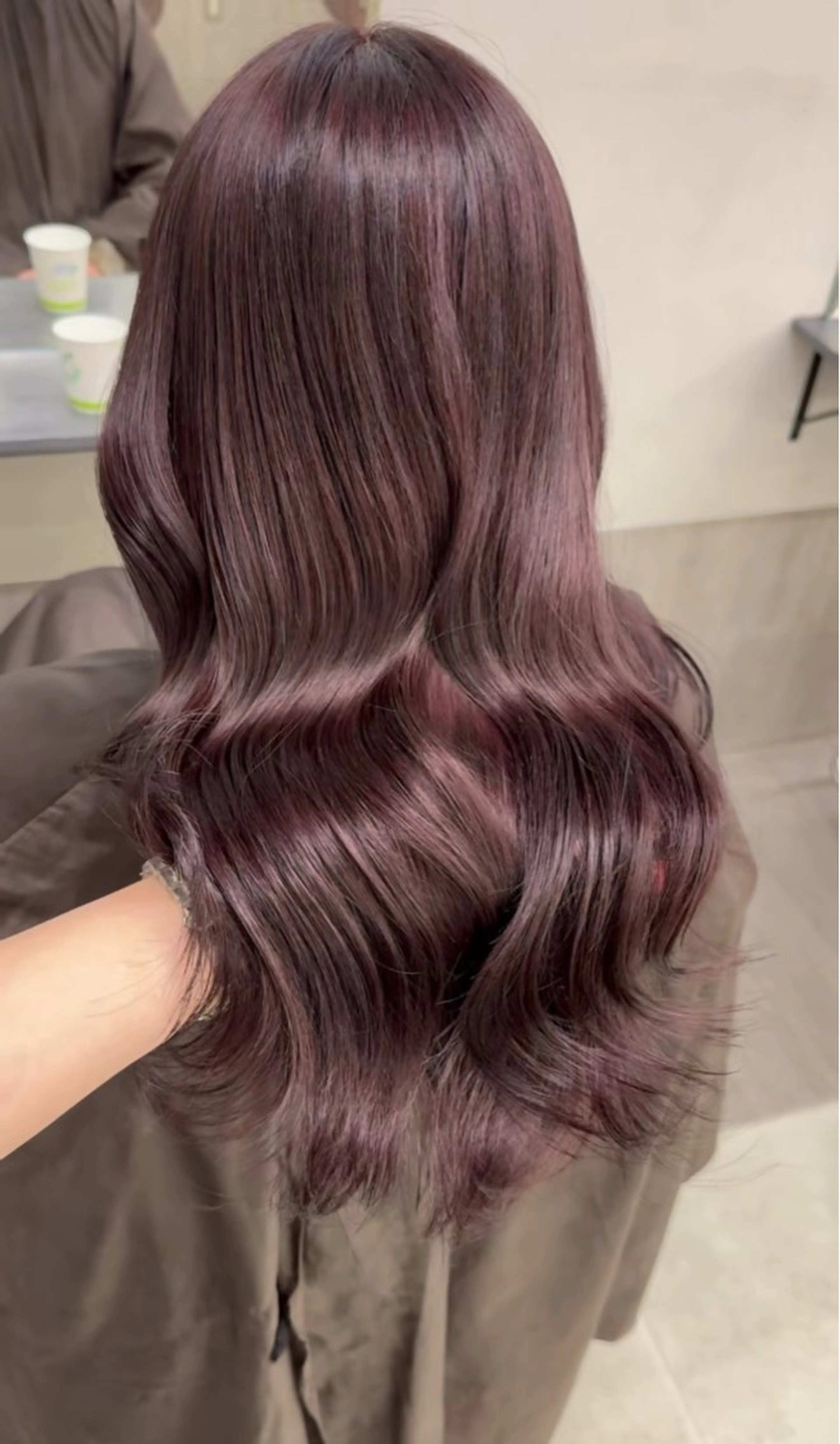 ロング 赤みなしオリーブ ハイトーン×レイヤーのヘアスタイル