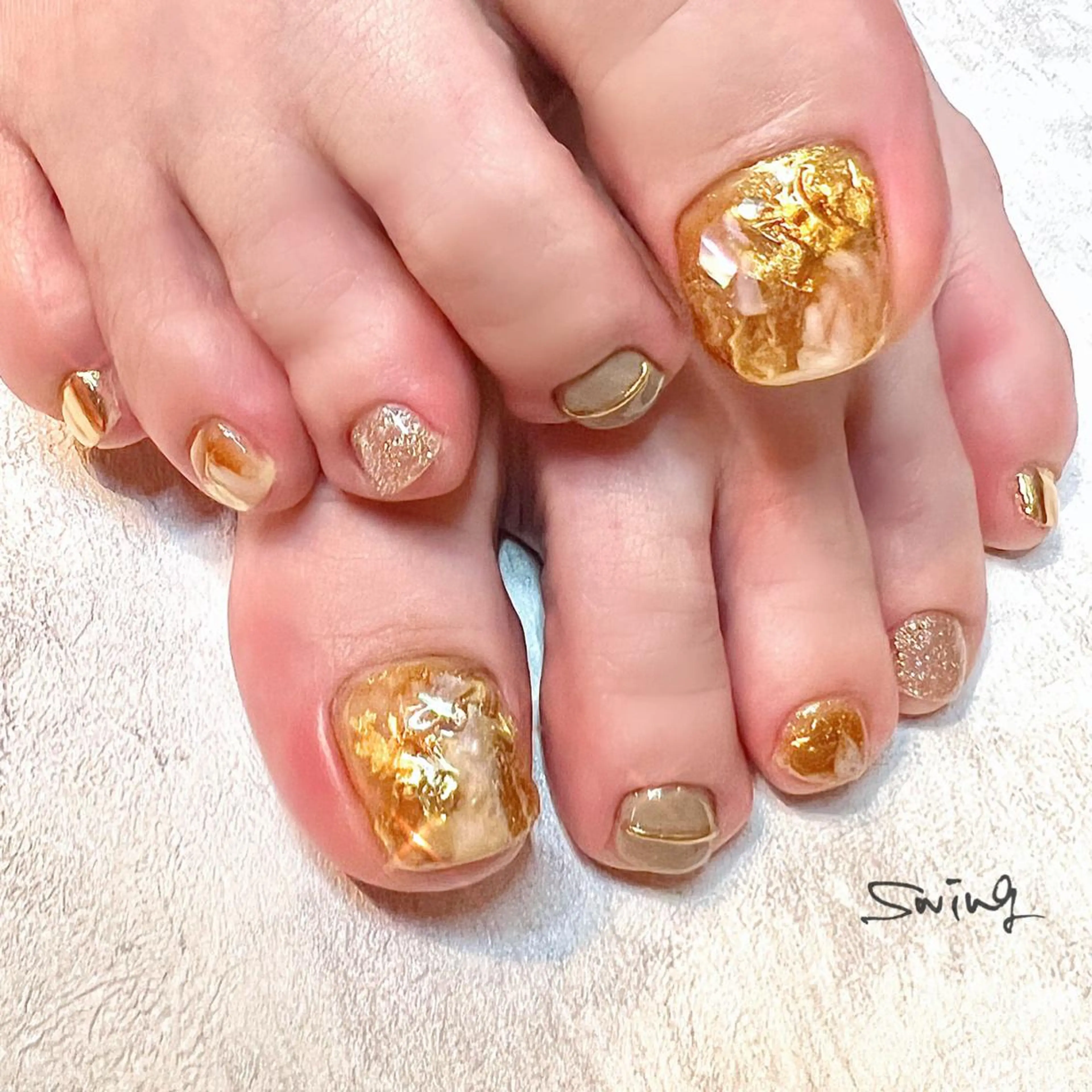 ネイル フットネイル ゴールド ニュアンスネイル フットネイル SWING Nail Salon所属・Yoshida Takakoのネイルデザイン