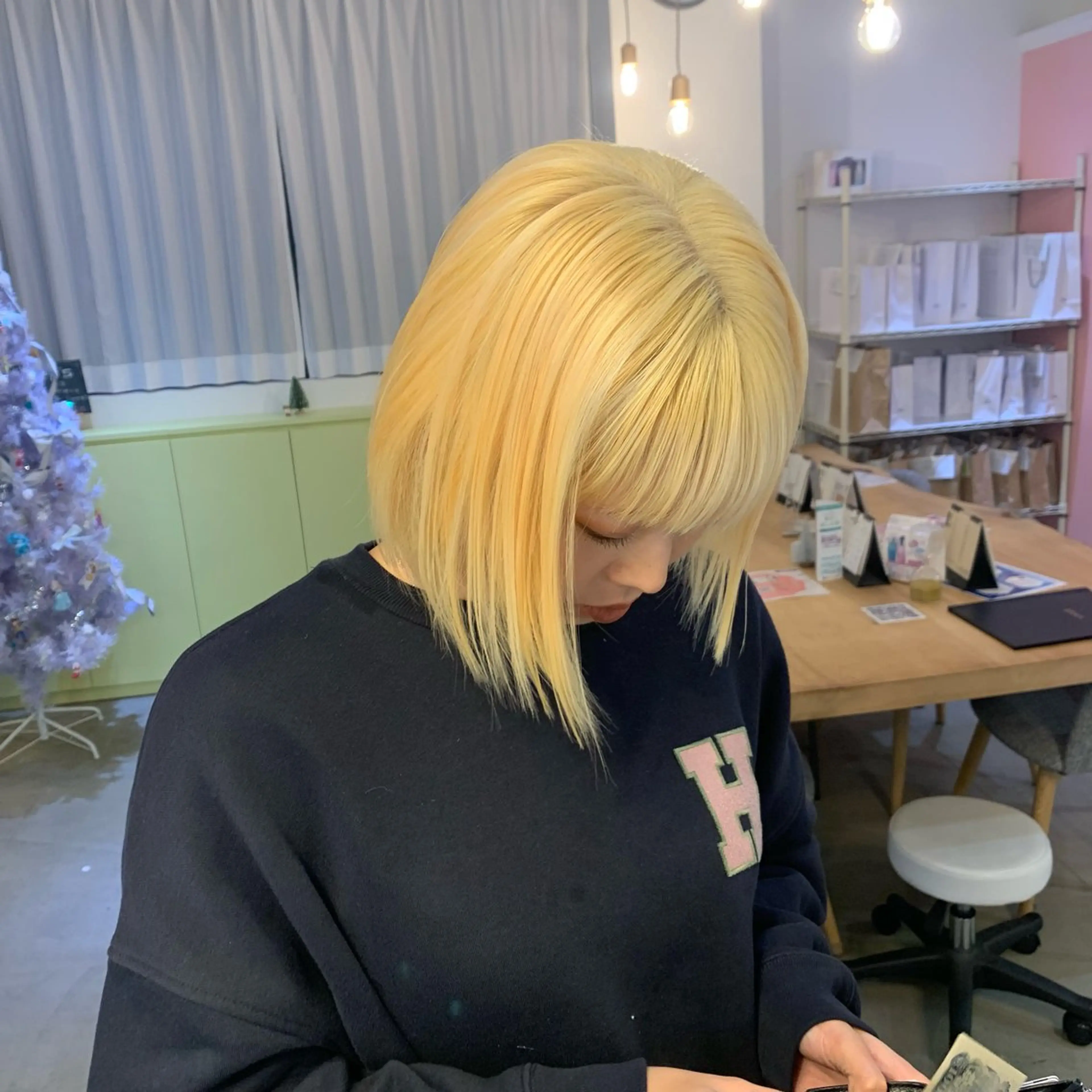 ショート カラー ブリーチ 抜きっぱなしブロンド カット ヘアカラー 砂野 真璃奈のヘアスタイル