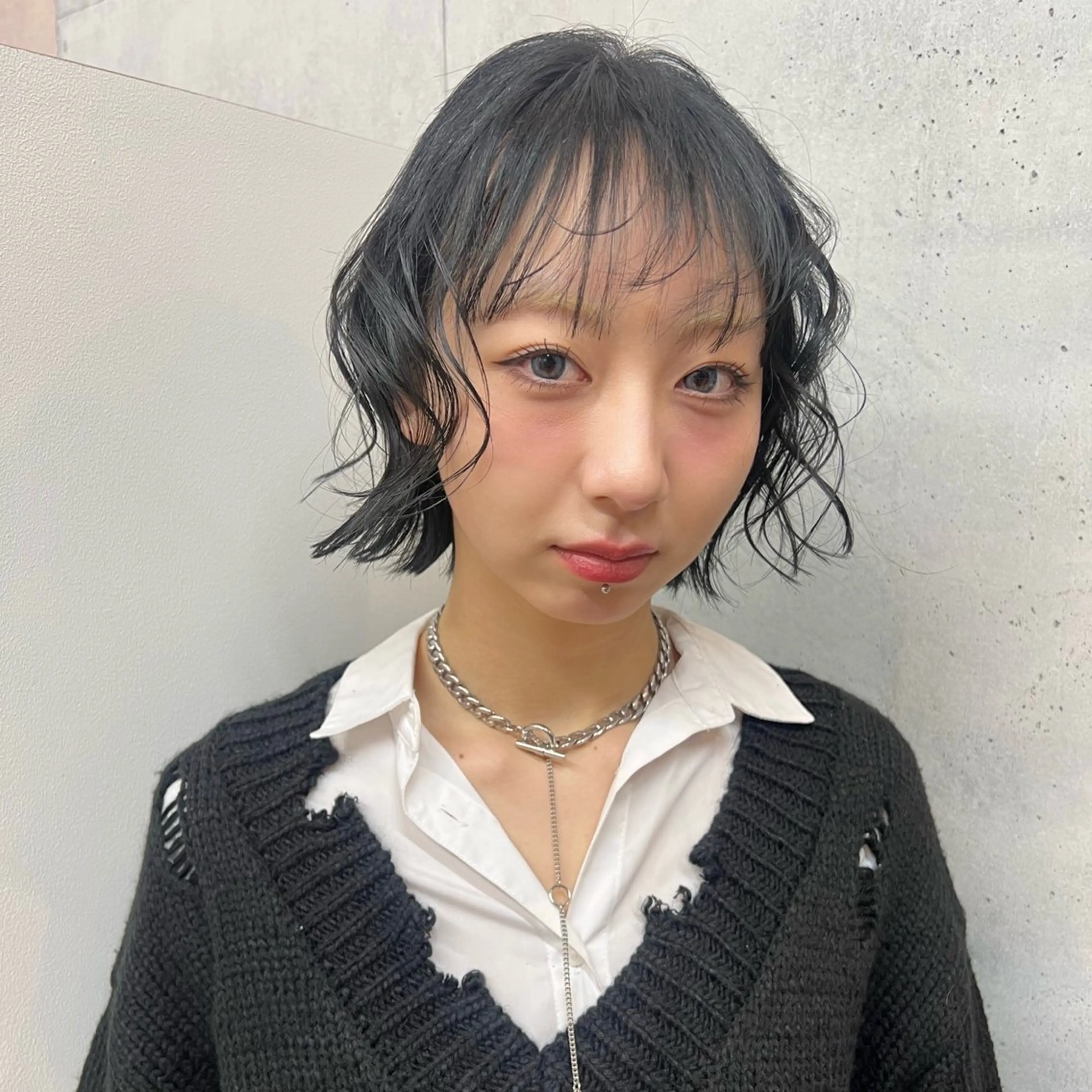 ミディアム カット ヘアカラー カコ/レイヤーカット ヘアアレンジのヘアスタイル