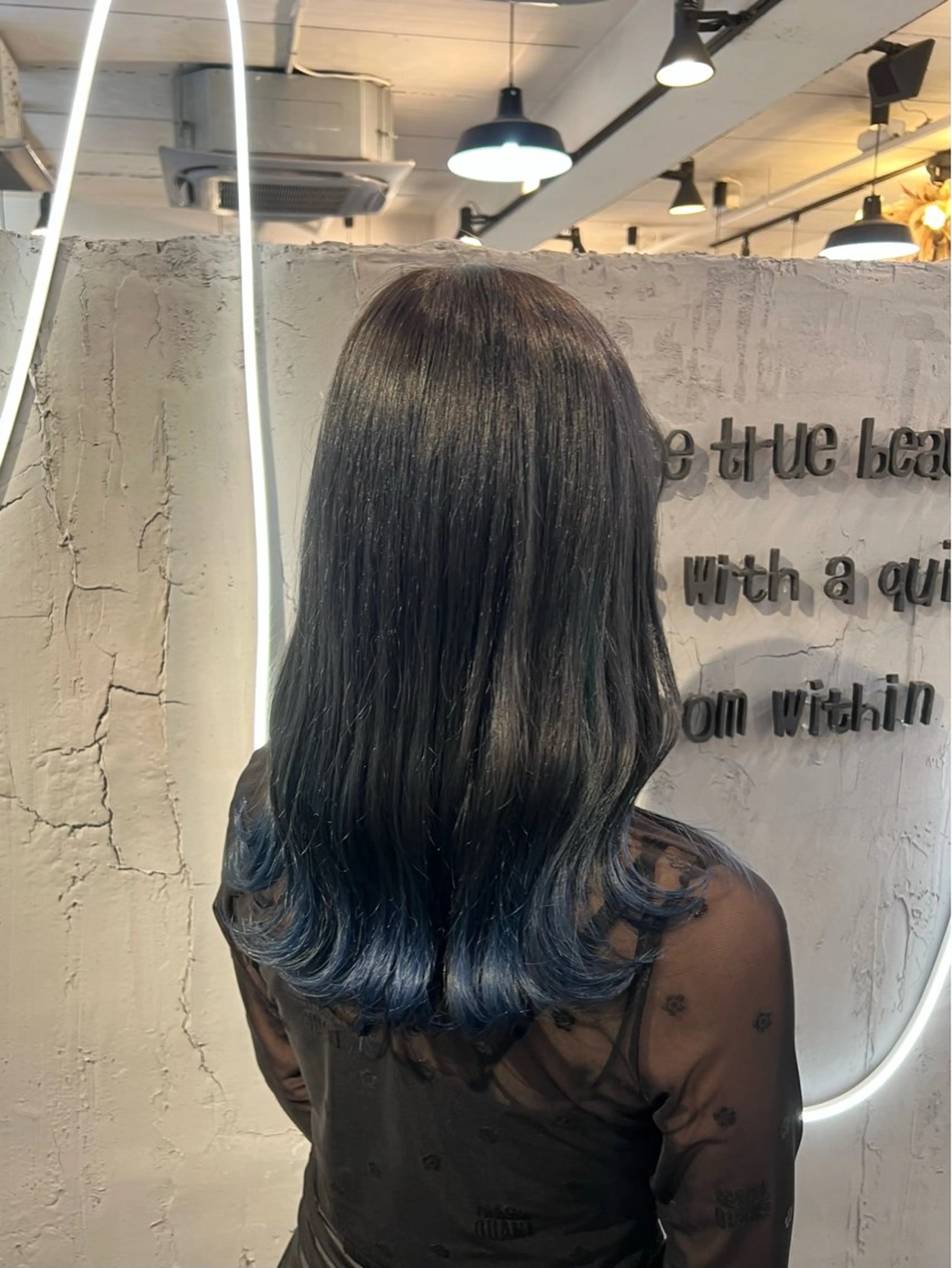 セミロング カラー ブルーカラー 透明感カラー ネイビーカラー カット ヘアカラー トリートメント いぐちしょうた🫧 VISAGEbaskのヘアスタイル