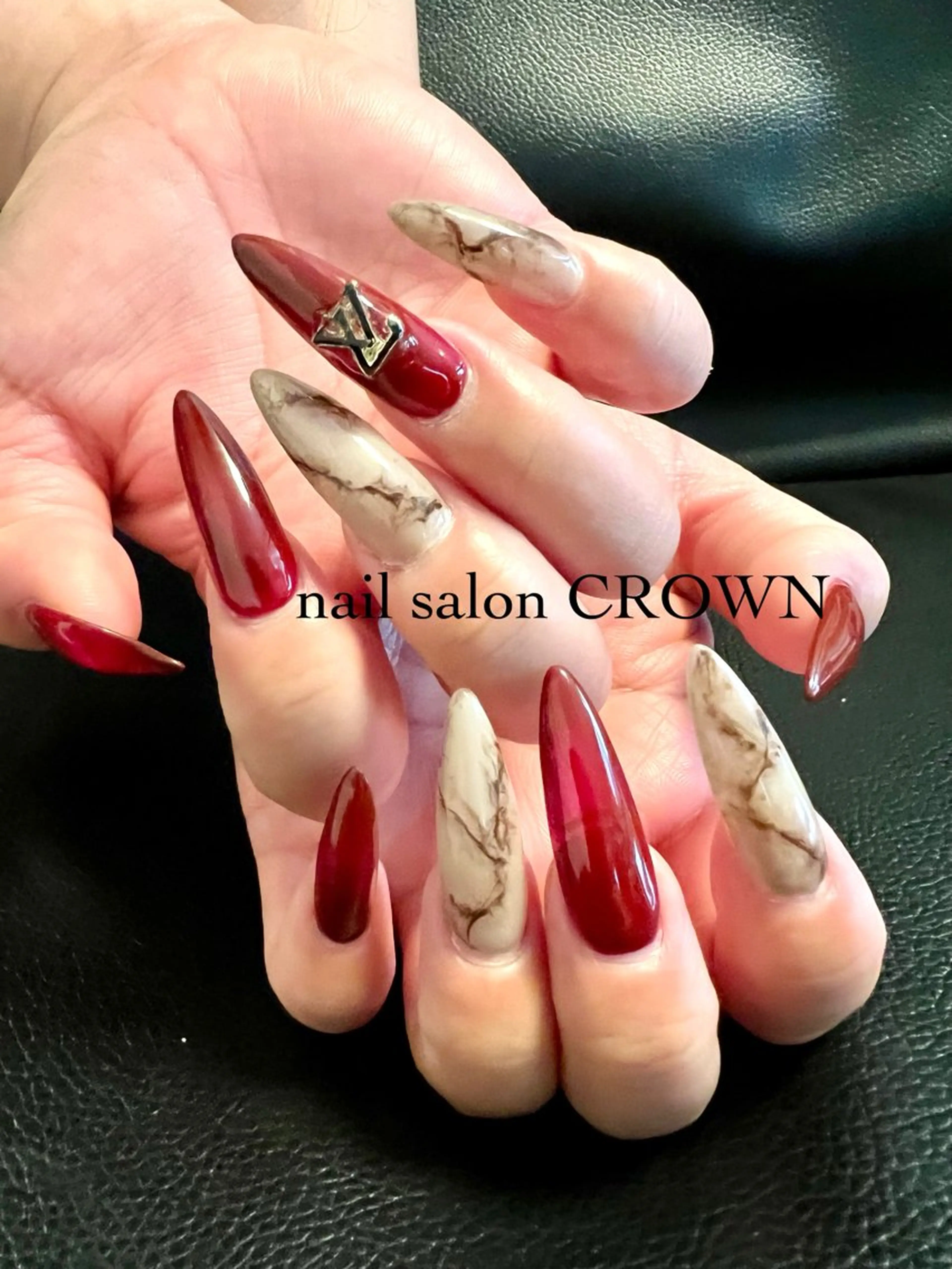 ネイル アートネイル 長さ出し ロングネイル 大理石ネイル(マーブル) 赤色 nail salon CROWNのネイルデザイン
