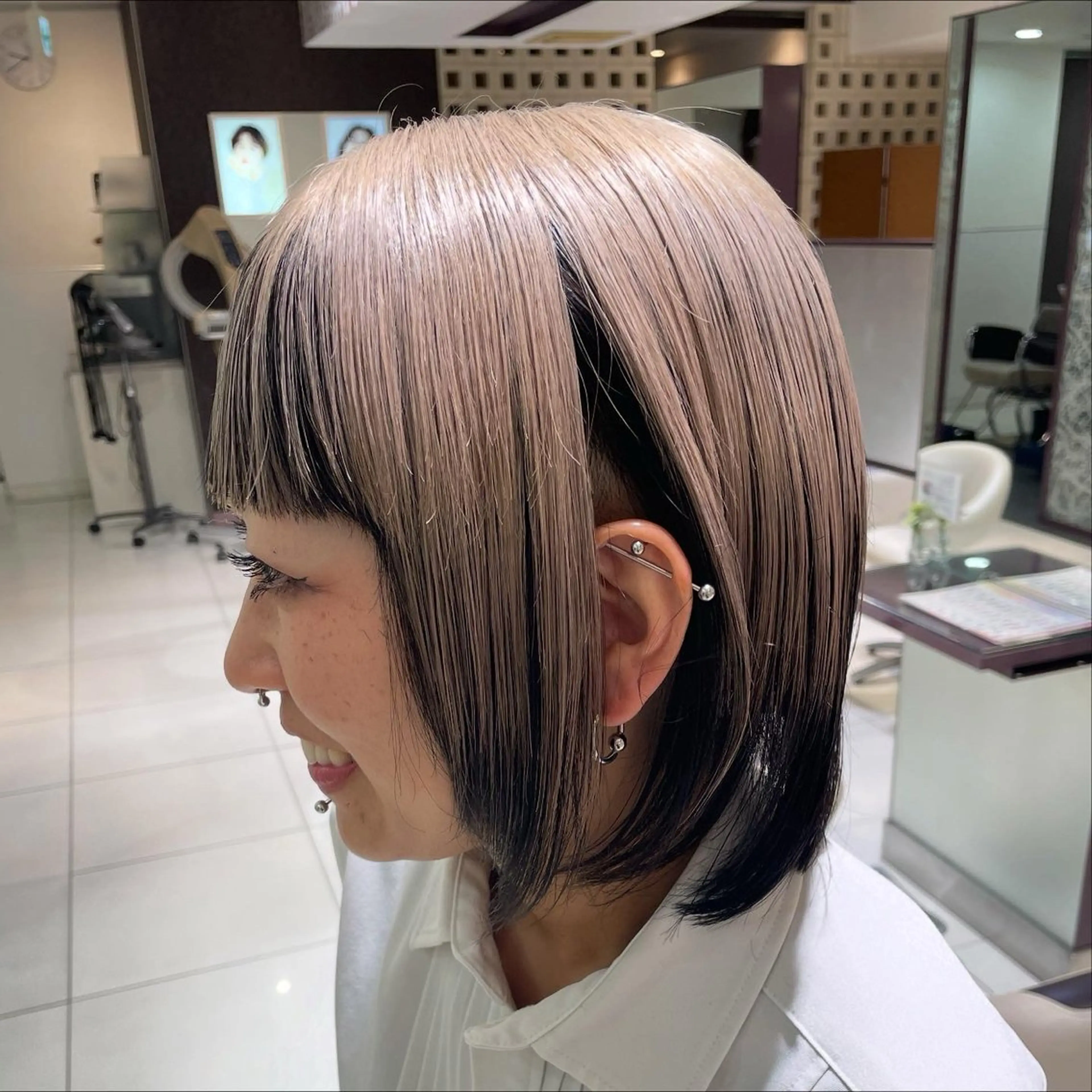 ショート カラー ベージュカラー ホワイトベージュ まるやま ひなこ/艶髪カラーのヘアスタイル