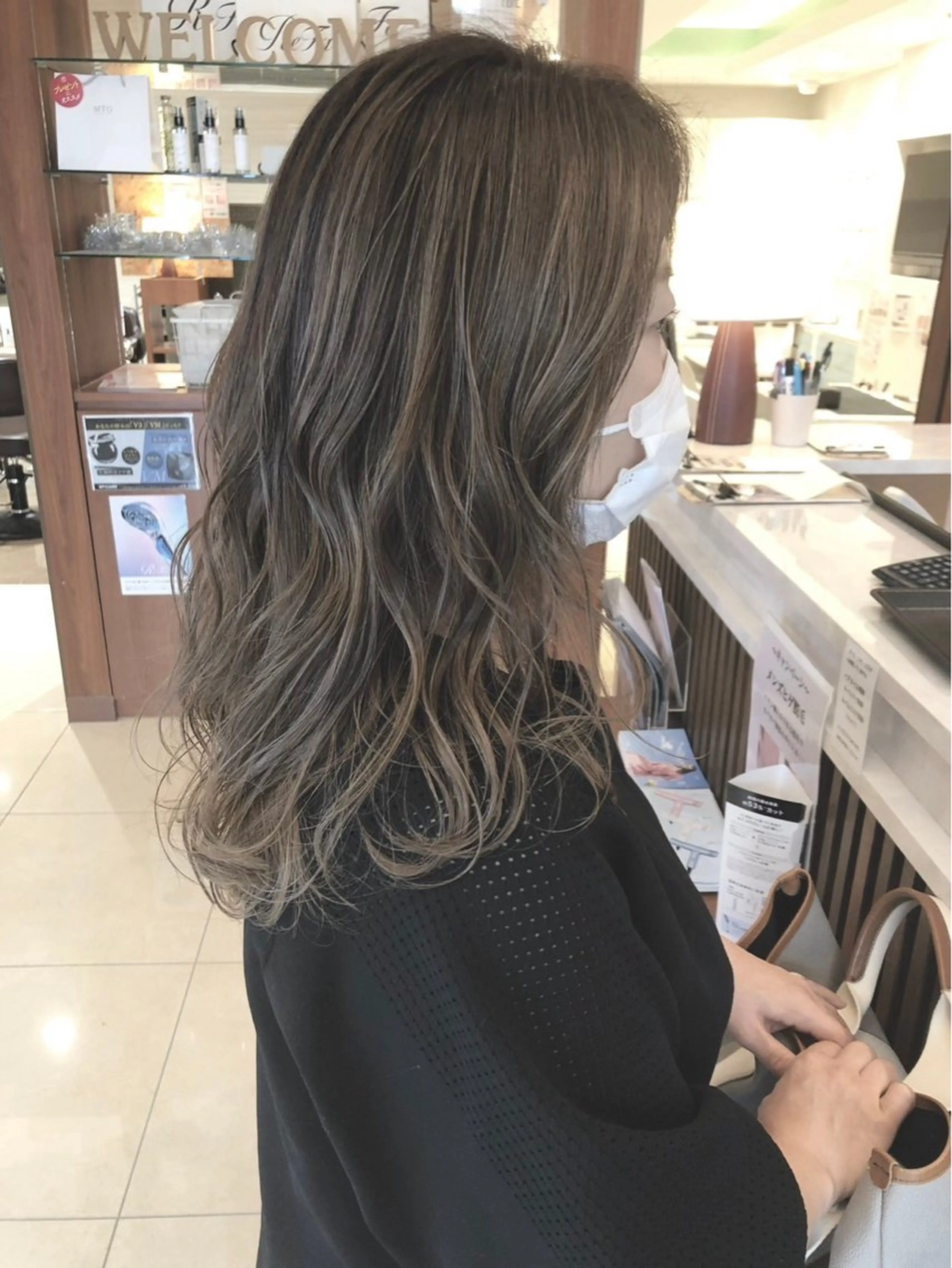 セミロング カラー グレージュ ハイライトカラー ハイライト 河口 勝博のヘアスタイル