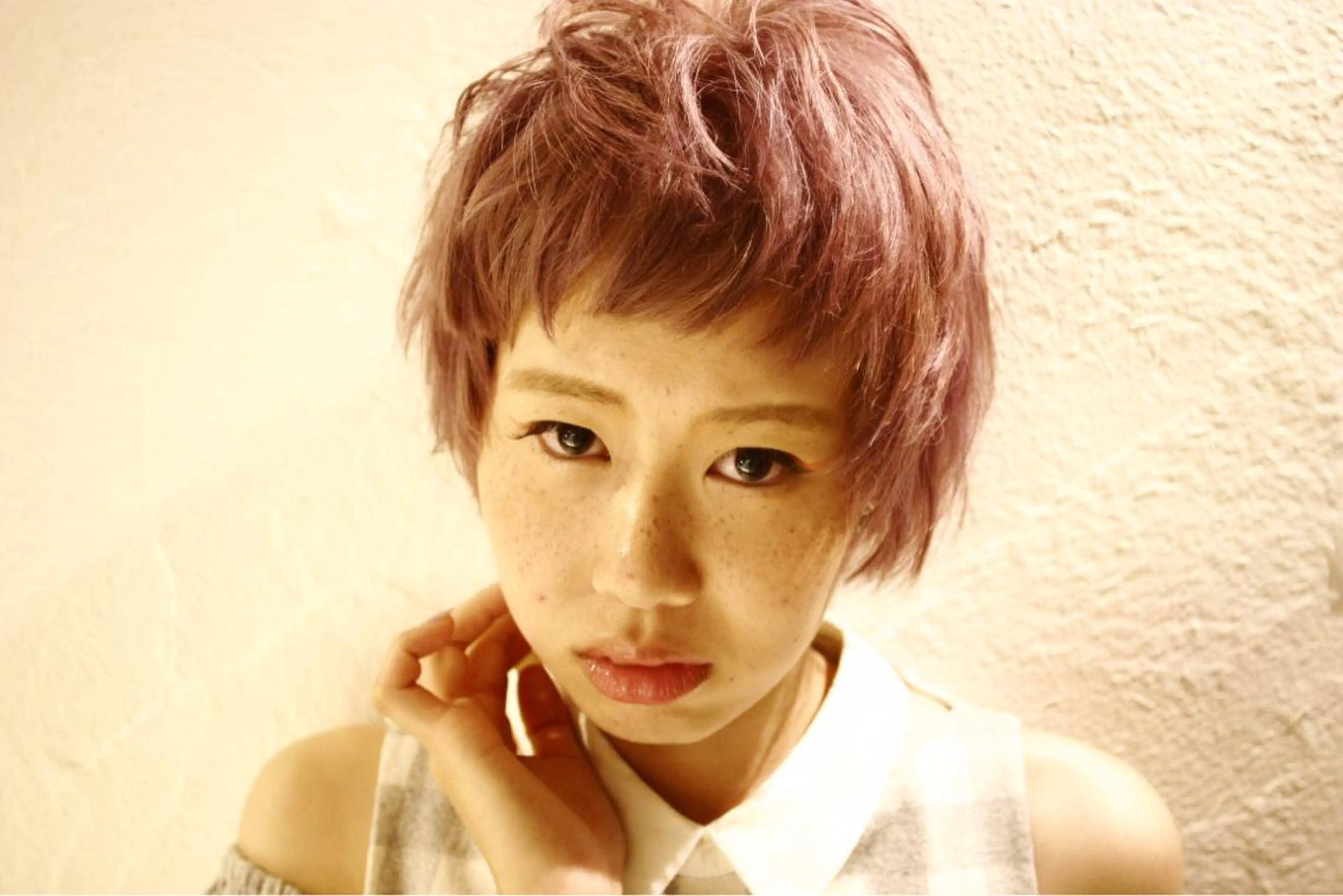ショート カラー 切りっぱなしボブ ショートボブ バレイヤージュ ベージュカラー ブリーチ AKUTSU KOICHIのヘアスタイル