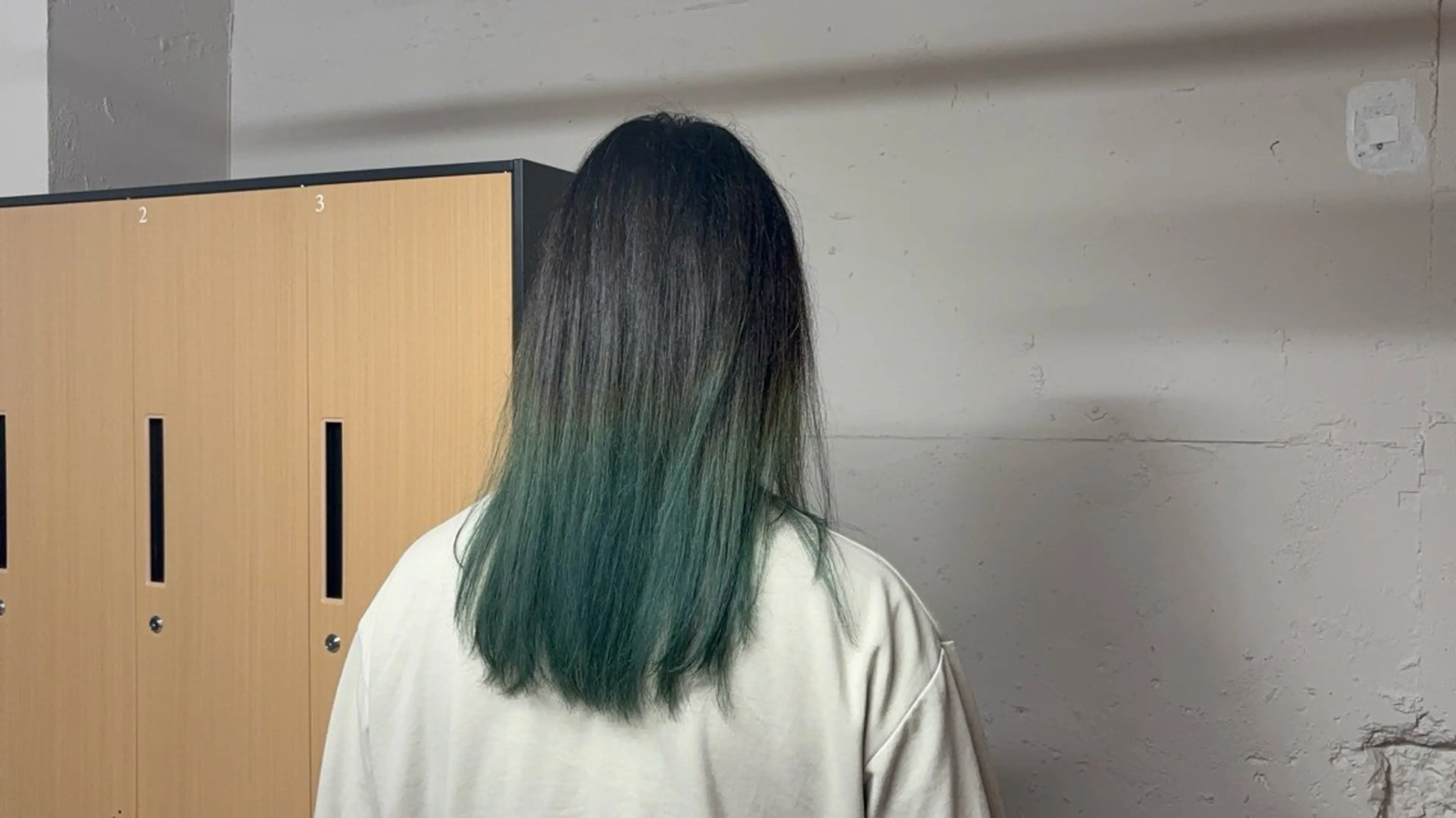 セミロング カット ヘアカラー tokute 中野真咲🐺のヘアスタイル