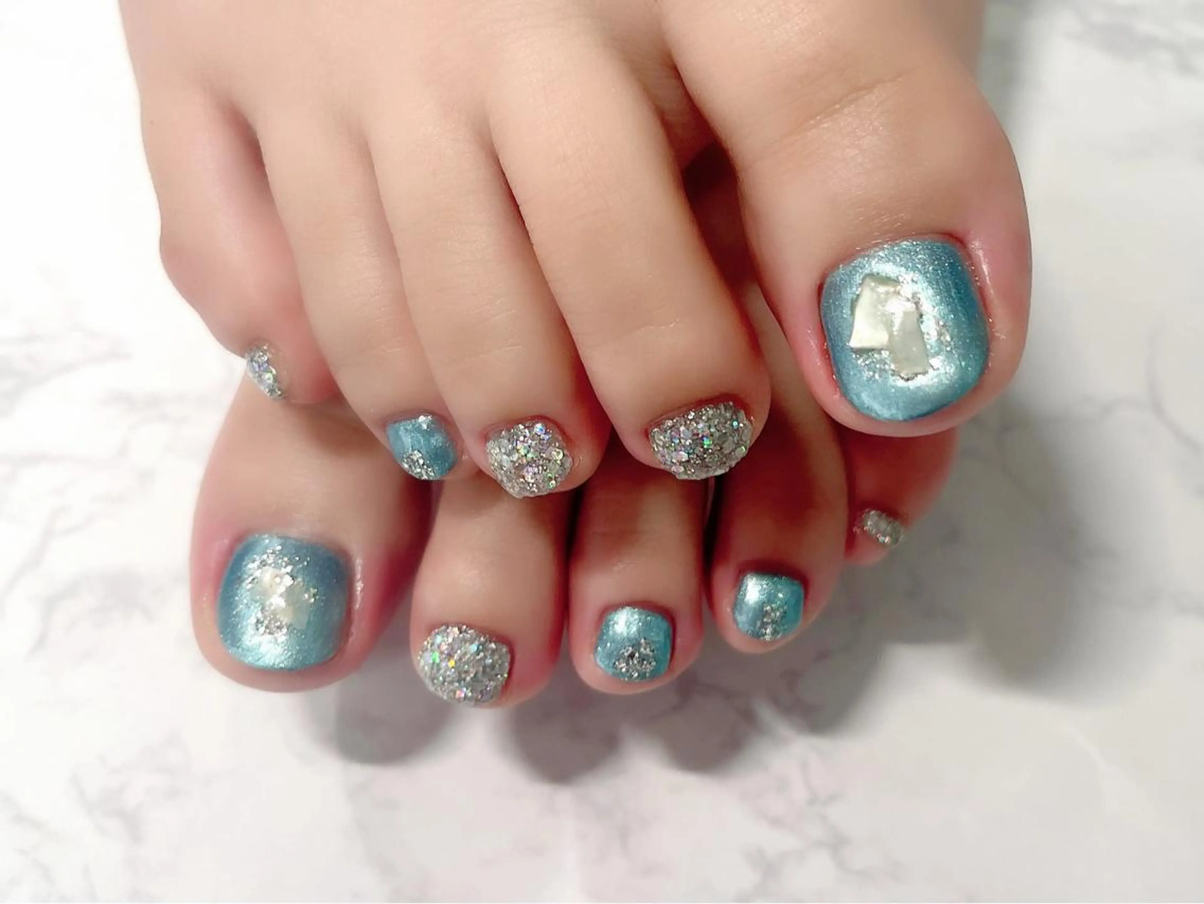 ネイル ラメ(グリッター) 水色 シルバー フットネイル Nail Salon KURELLYのネイルデザイン